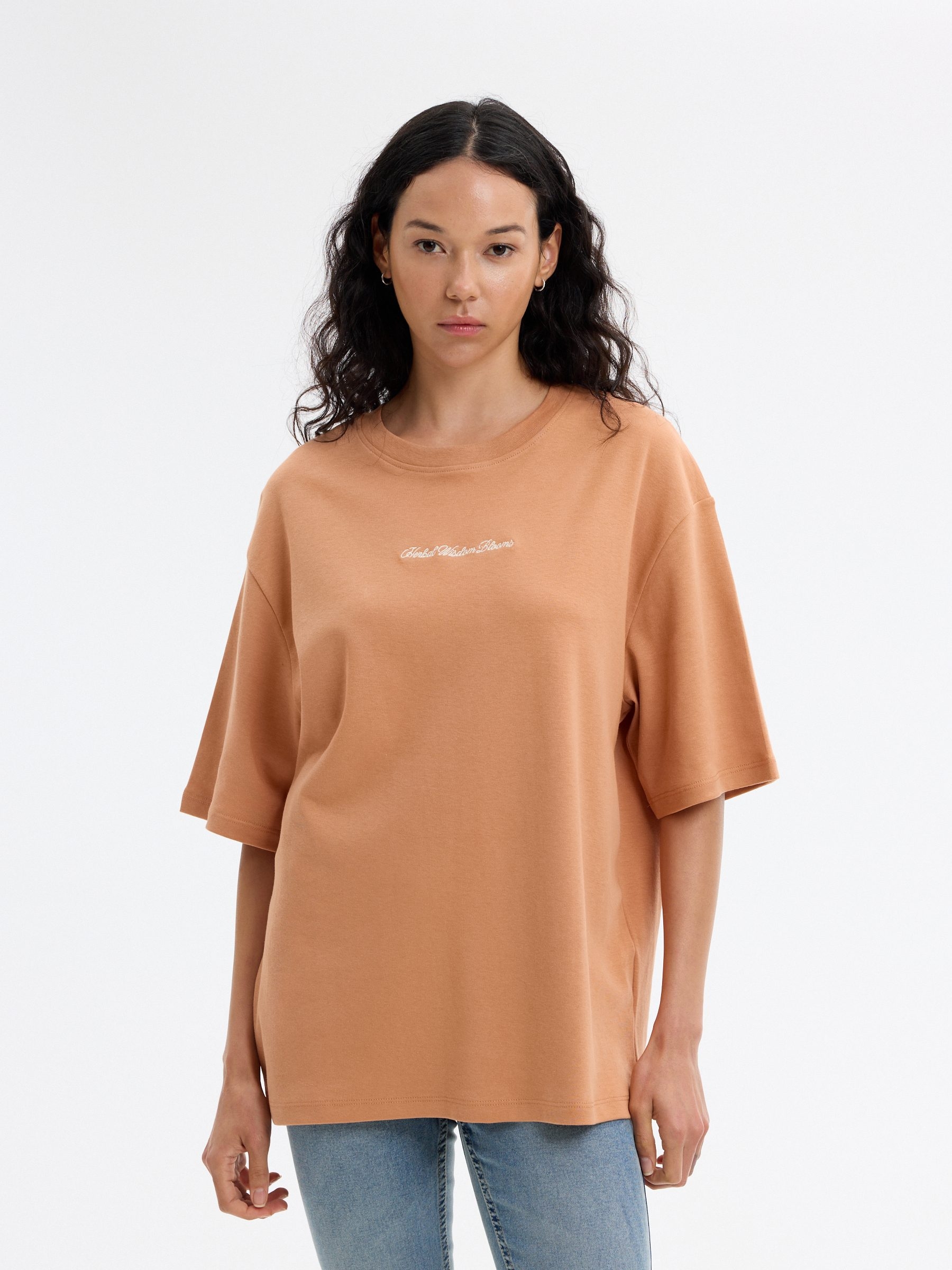 Camiseta oversize algodón texto marrón tierra vista media frontal