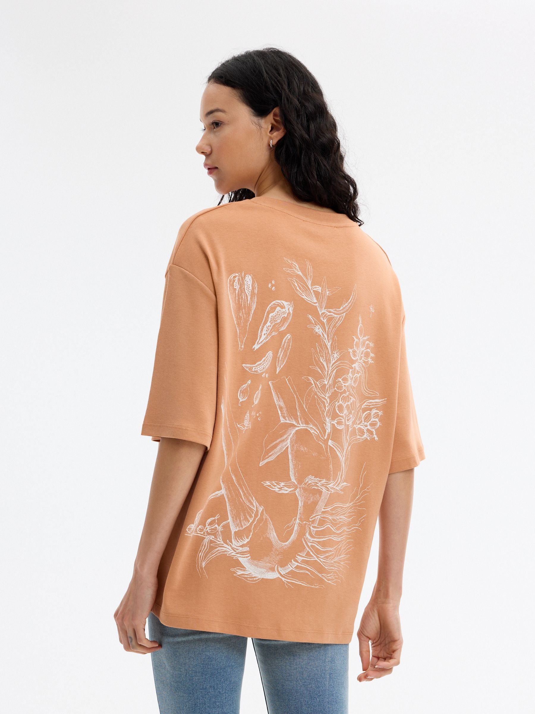 Camiseta oversize algodón texto marrón tierra vista media frontal