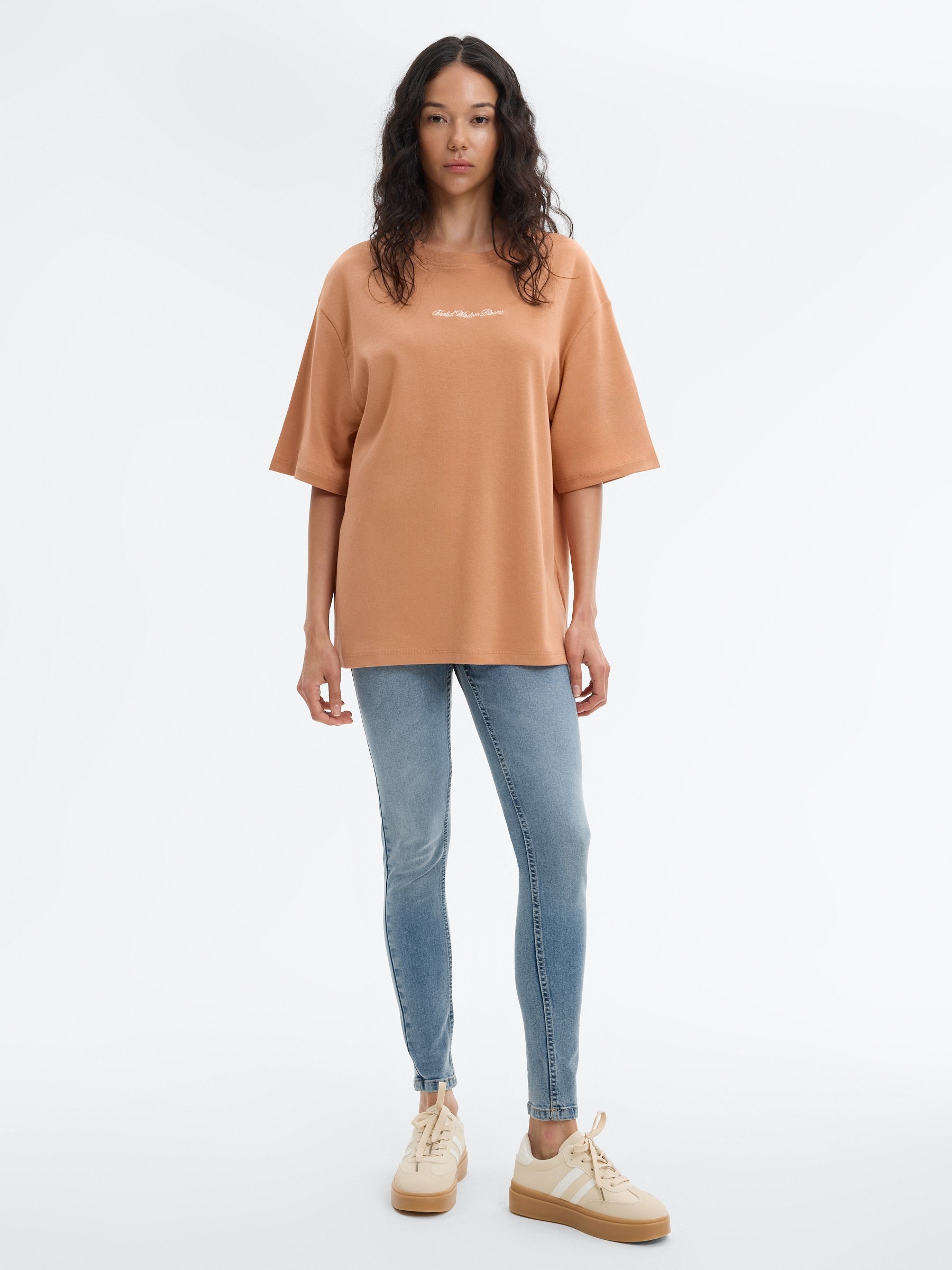 Camiseta oversize algodón texto marrón tierra vista media frontal