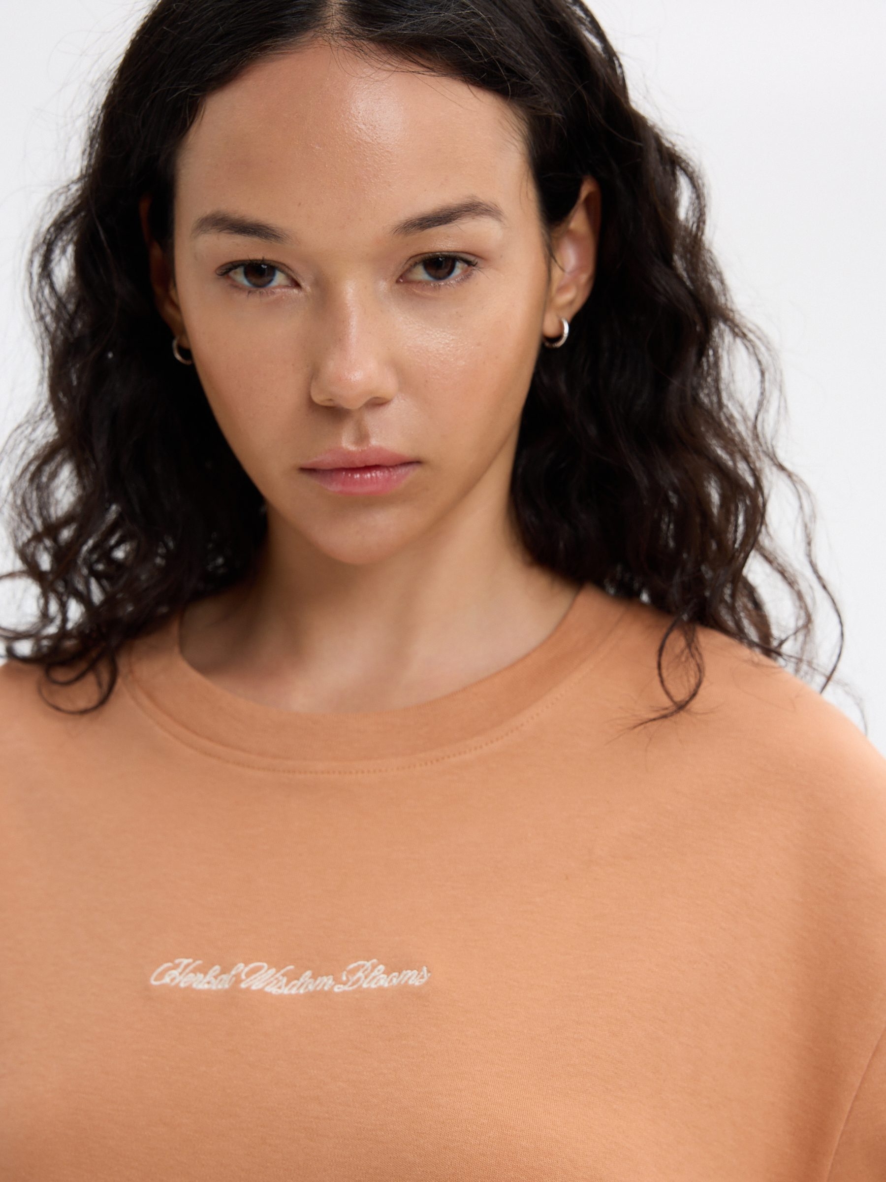 Camiseta oversized algodão texto marrom terra vista meia frontal