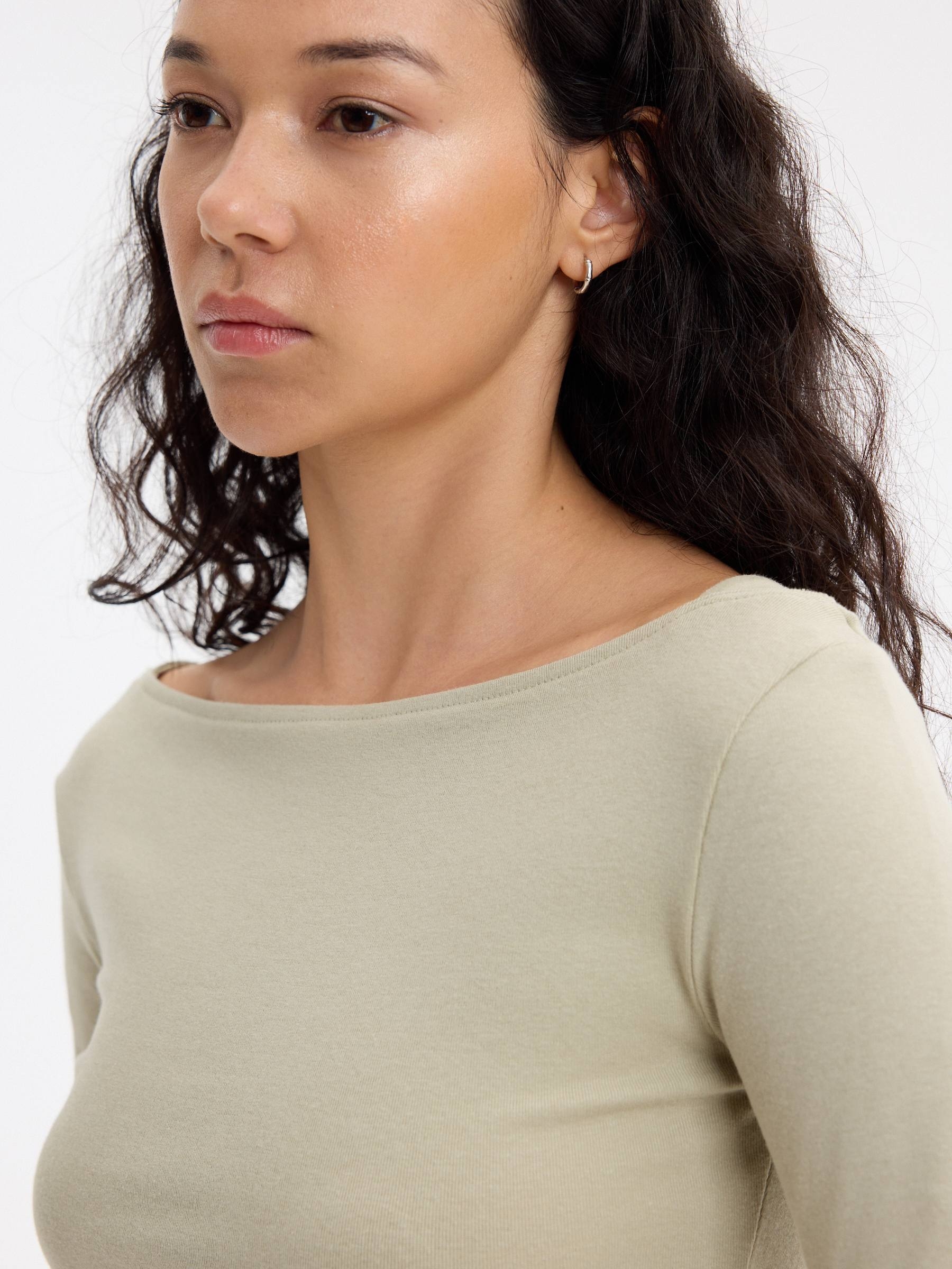 Camiseta básica cuello barco algodón verde grisáceo vista media frontal