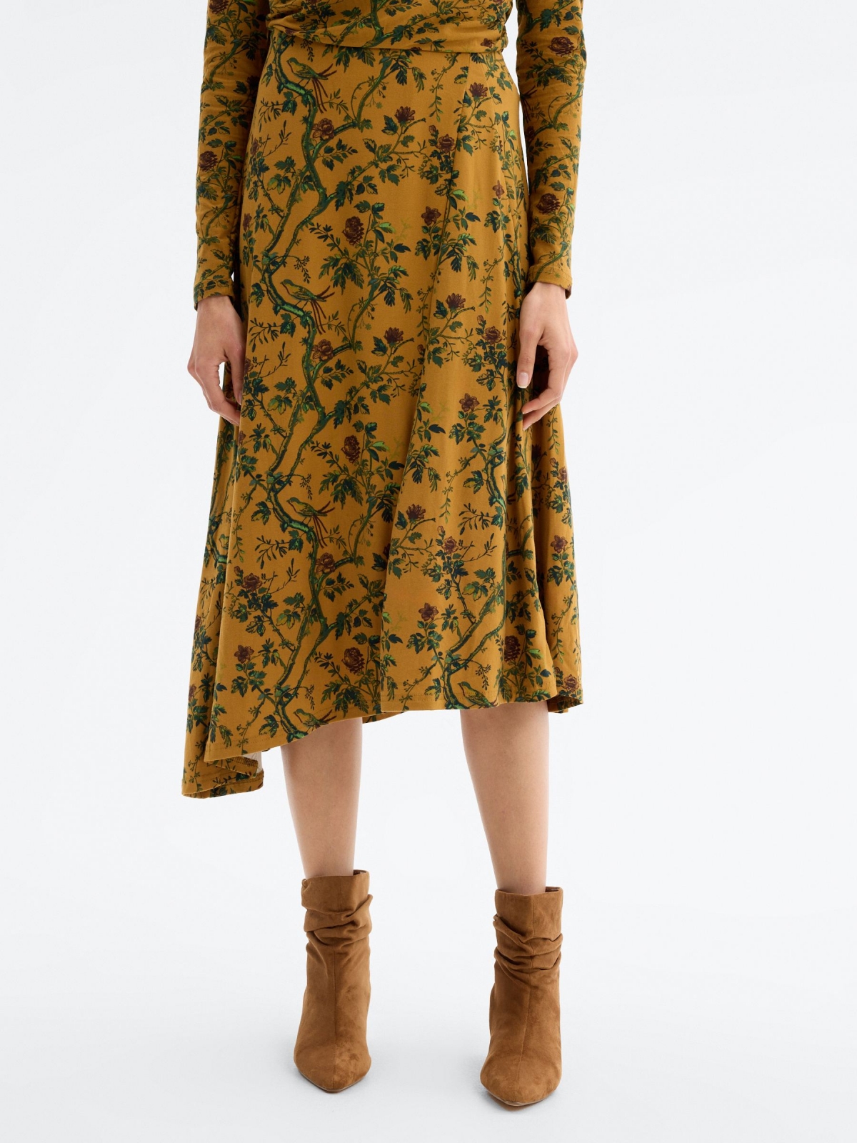 Saia midi assimétrica floral camel vista geral frontal