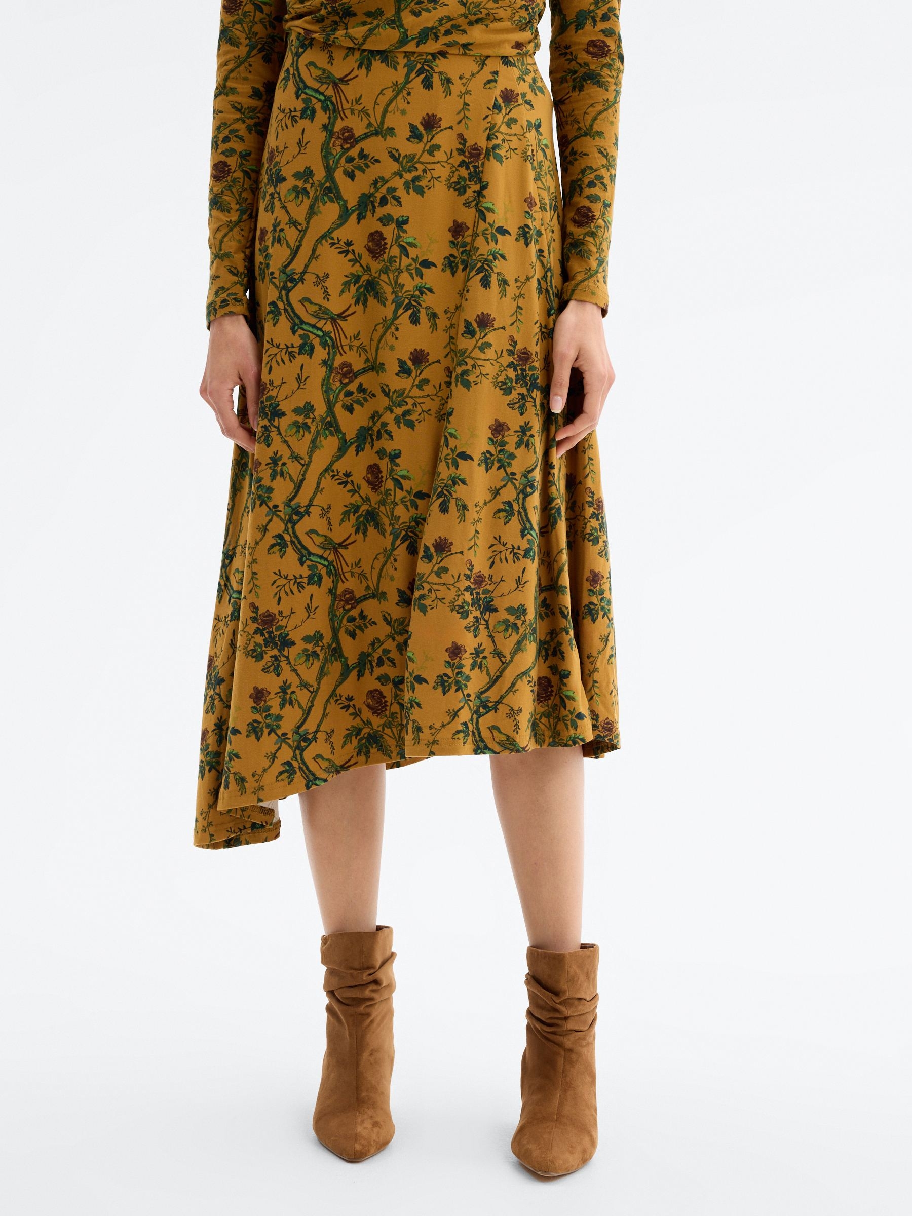 Falda midi asimétrica flores camel vista media frontal