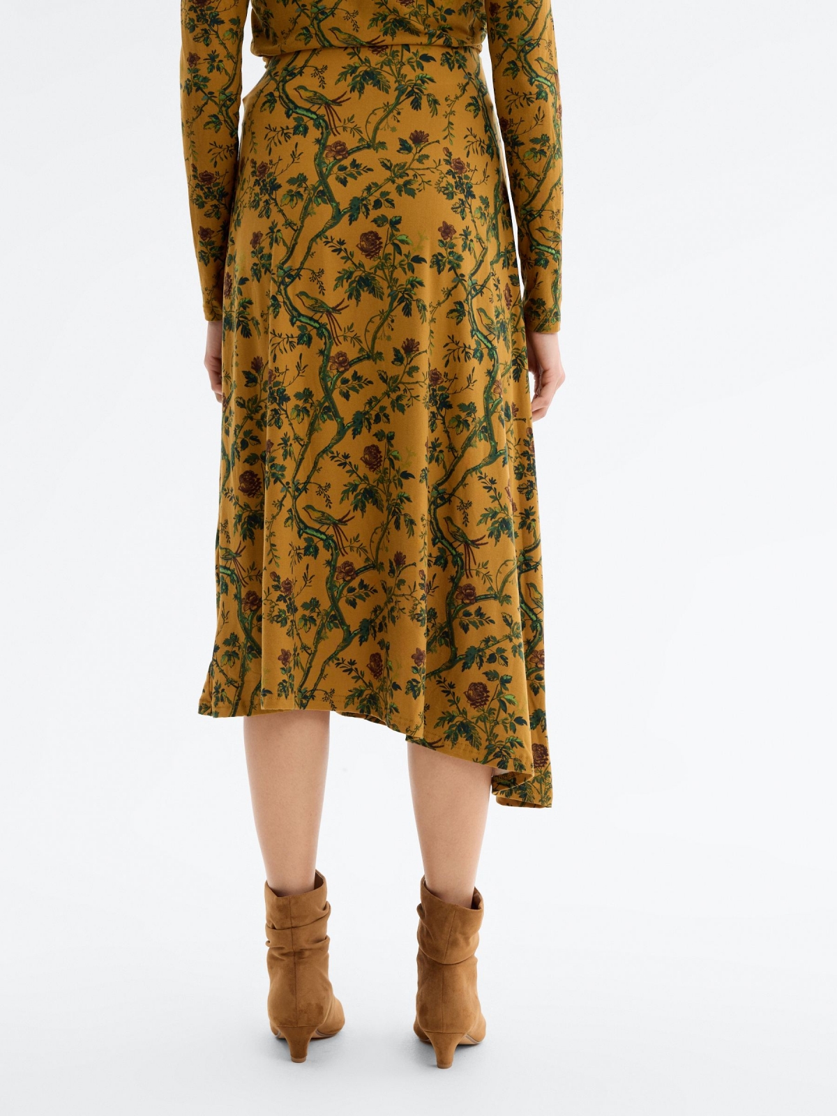 Saia midi assimétrica floral camel vista detalhe
