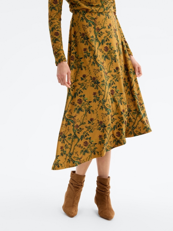 Saia midi assimétrica floral camel vista detalhe