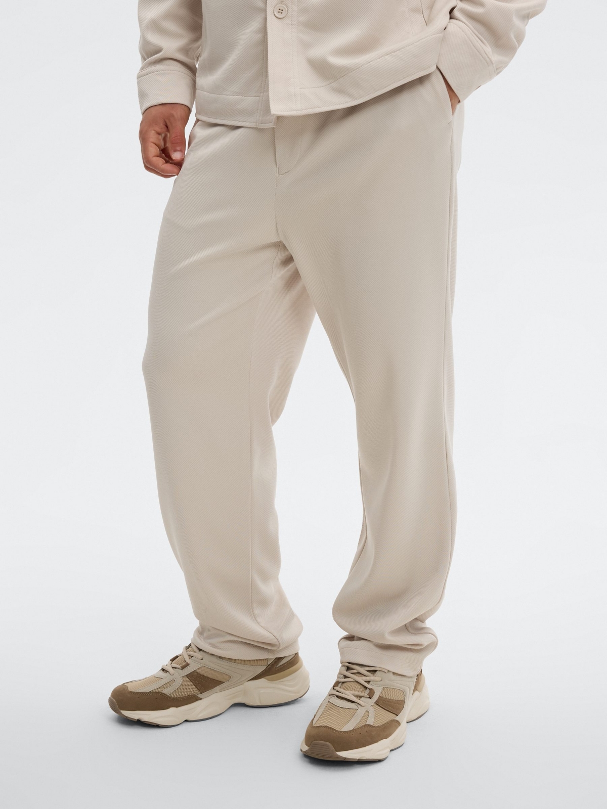 Pantalón chino de poliéster tiro alto crudo vista media frontal