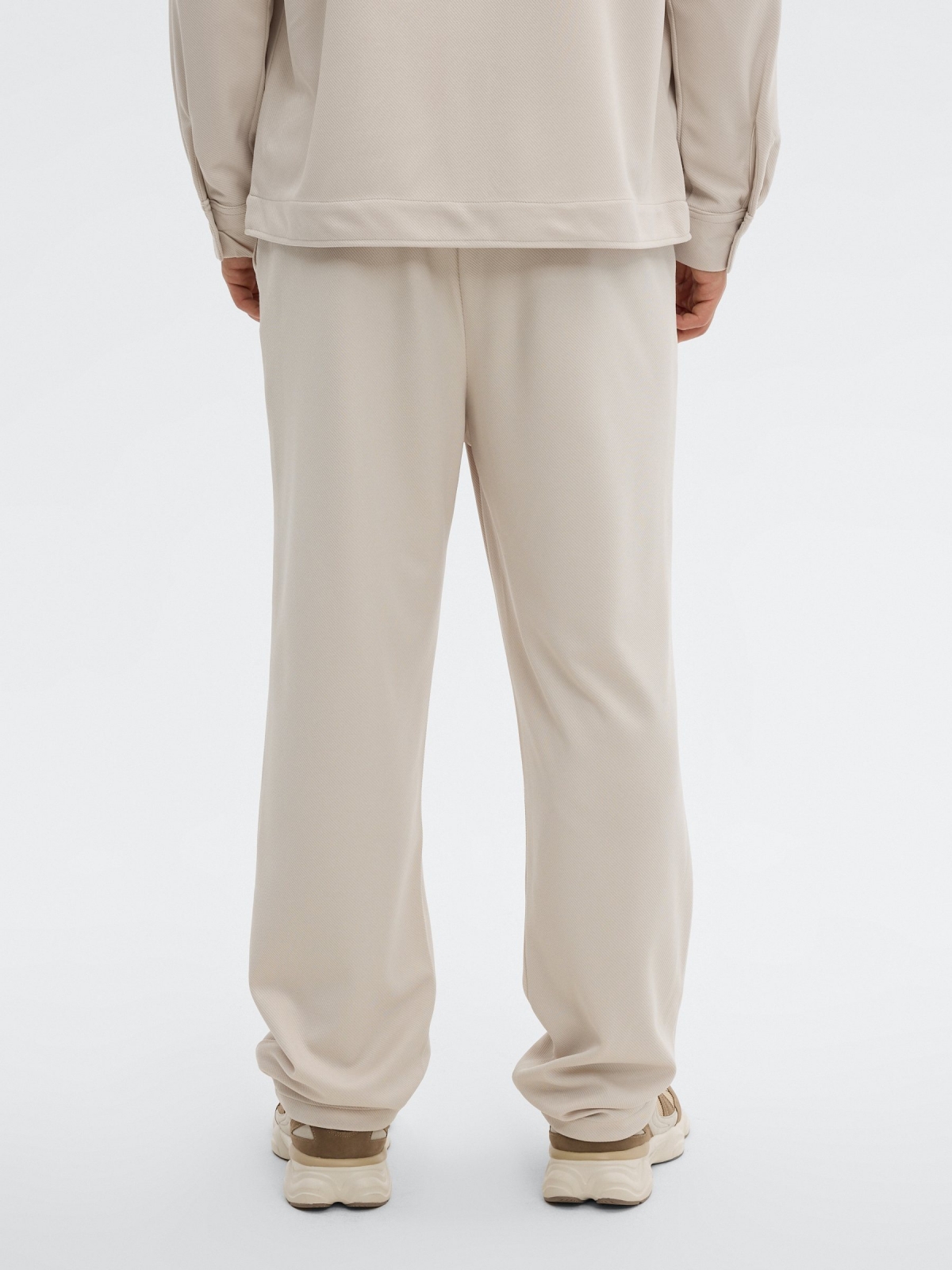 Pantalón chino de poliéster tiro alto crudo vista media trasera