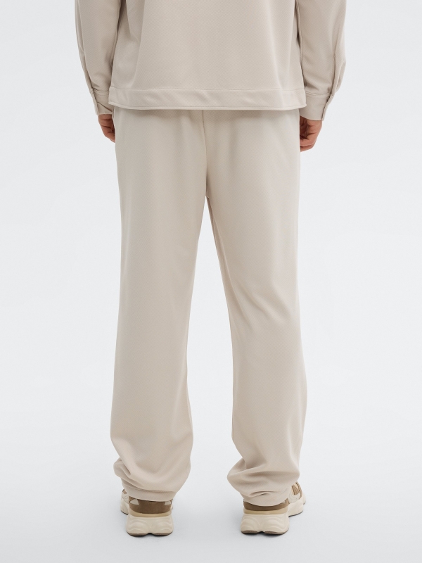 Pantalón chino de poliéster tiro alto crudo vista media trasera