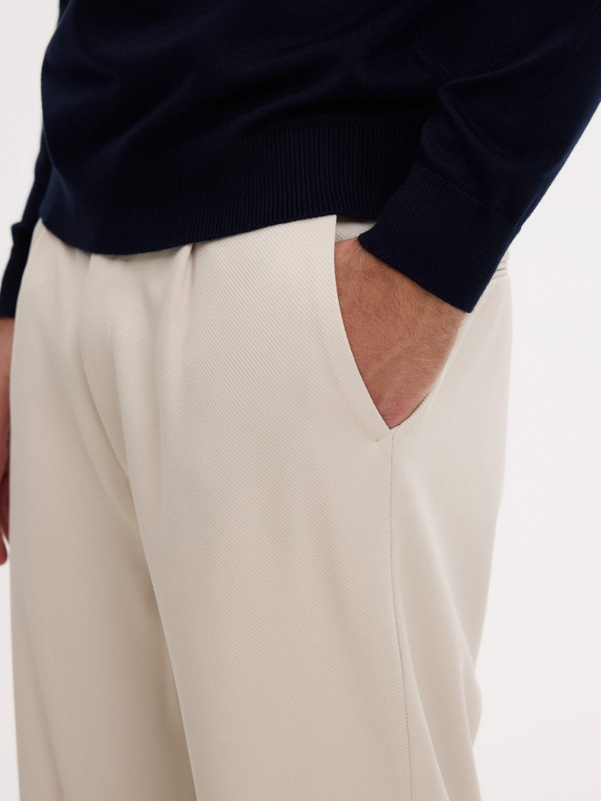 Calça chino de poliéster de cintura alta crua vista detalhe