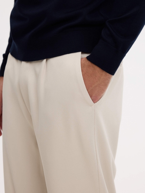 Pantalón chino de poliéster tiro alto crudo vista detalle