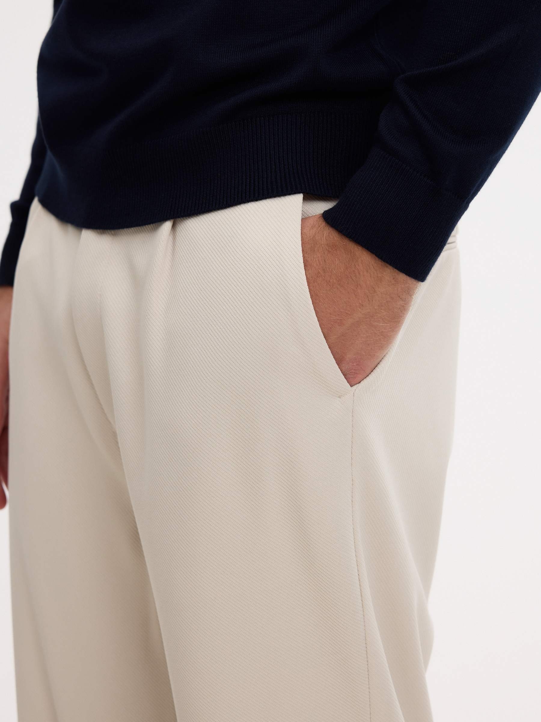 Calça chino de poliéster de cintura alta crua vista geral frontal
