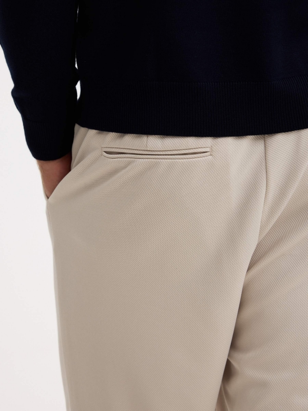 Pantalón chino de poliéster tiro alto crudo vista detalle
