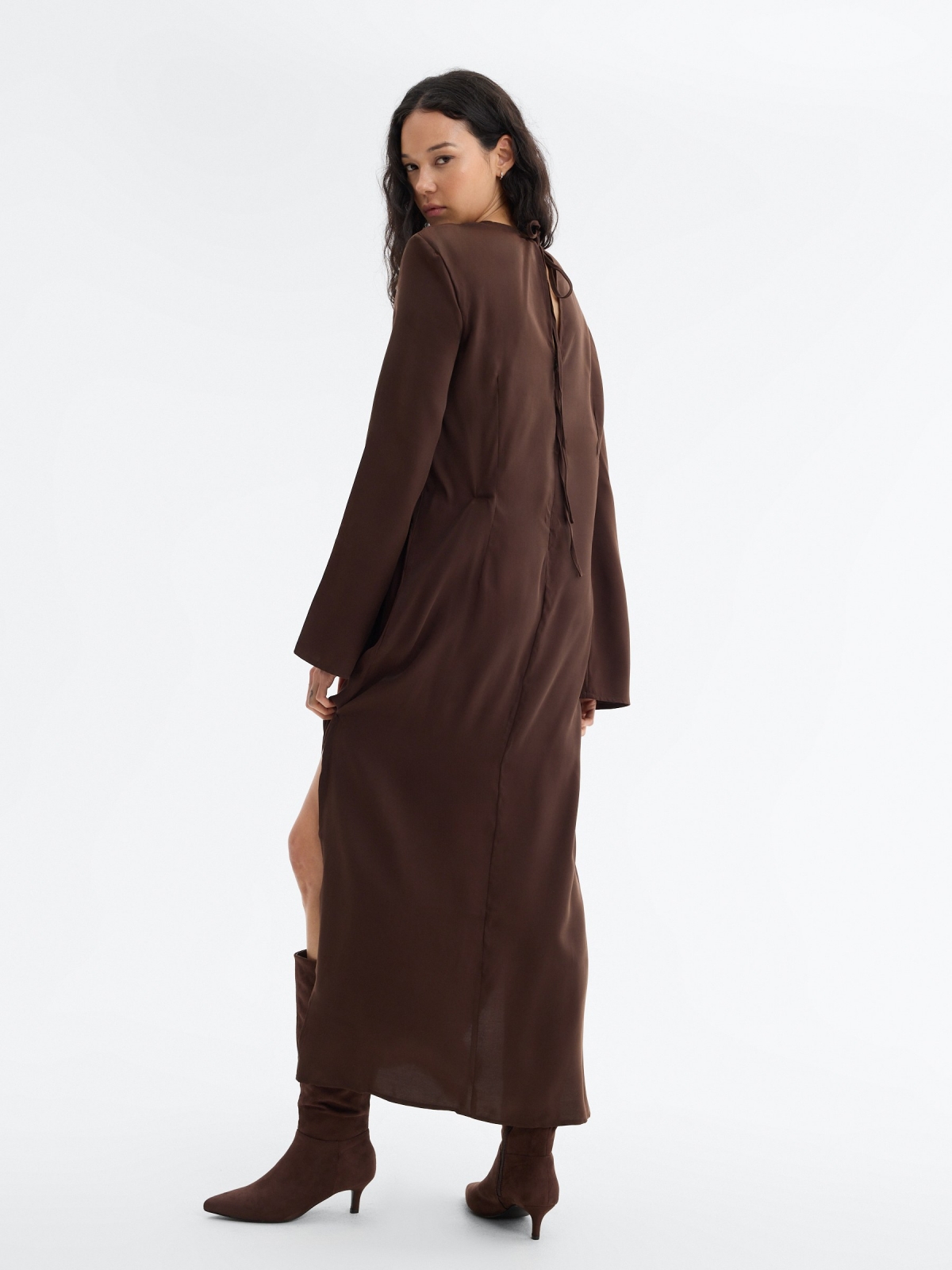 Vestido midi fruncido con hombreras chocolate vista media trasera