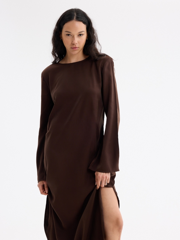 Vestido midi fruncido con hombreras chocolate vista detalle
