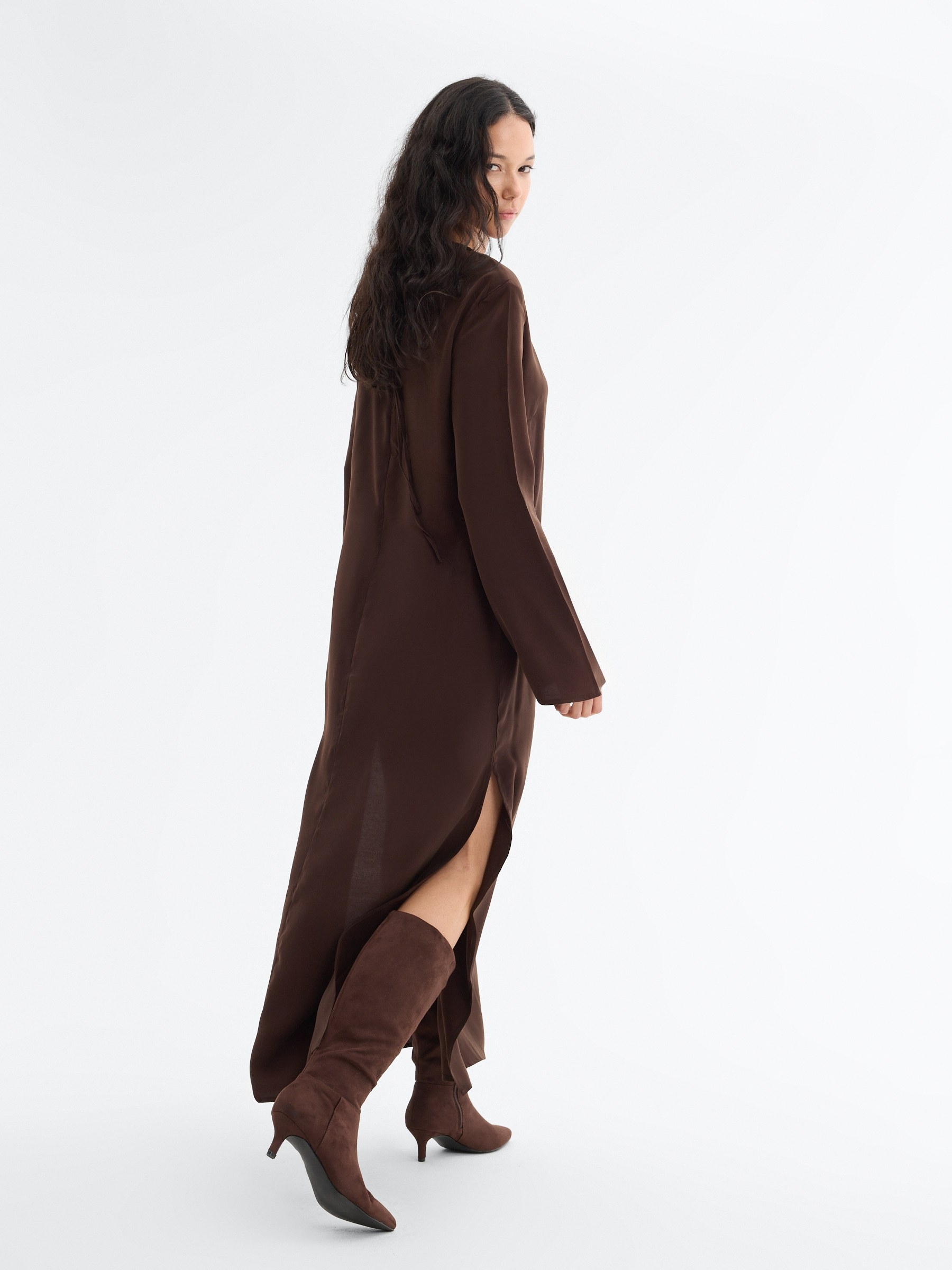 Vestido midi fruncido con hombreras chocolate vista media frontal