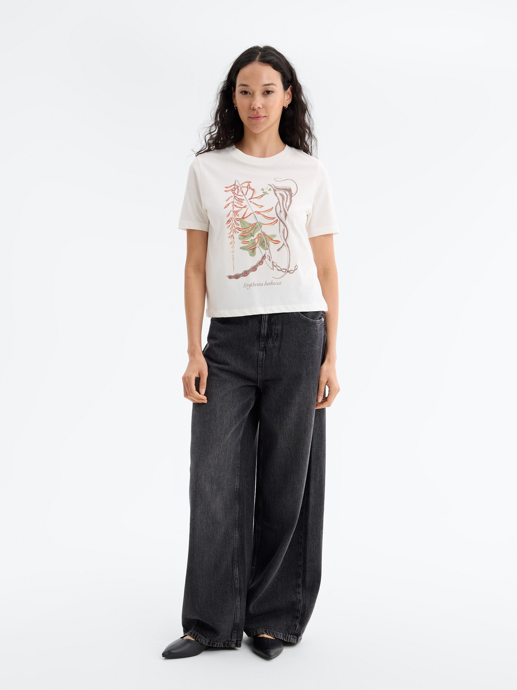 Camiseta floral manga corta regular blanco roto vista media frontal