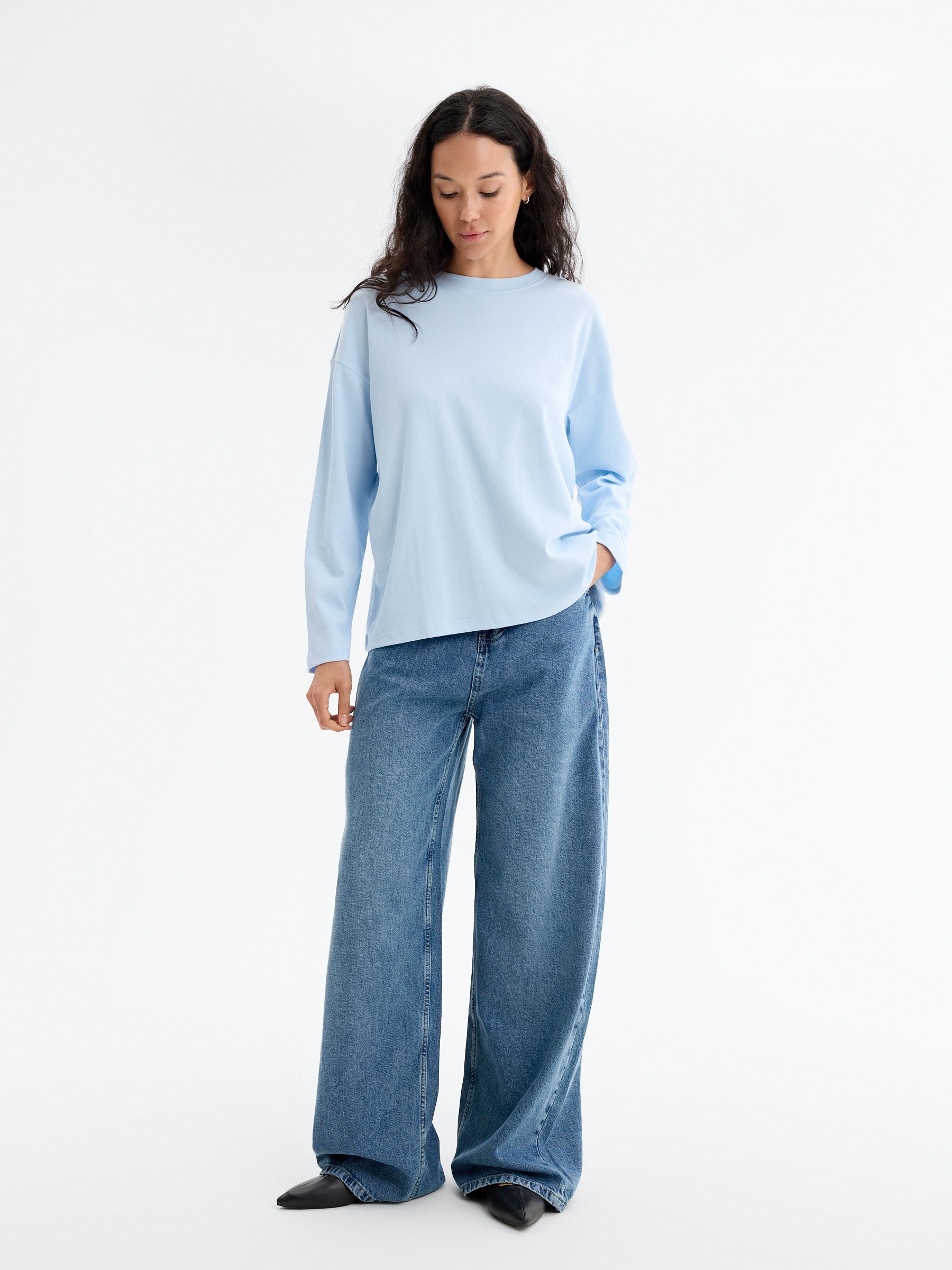 Camiseta manga larga básica oversized azul claro vista media frontal