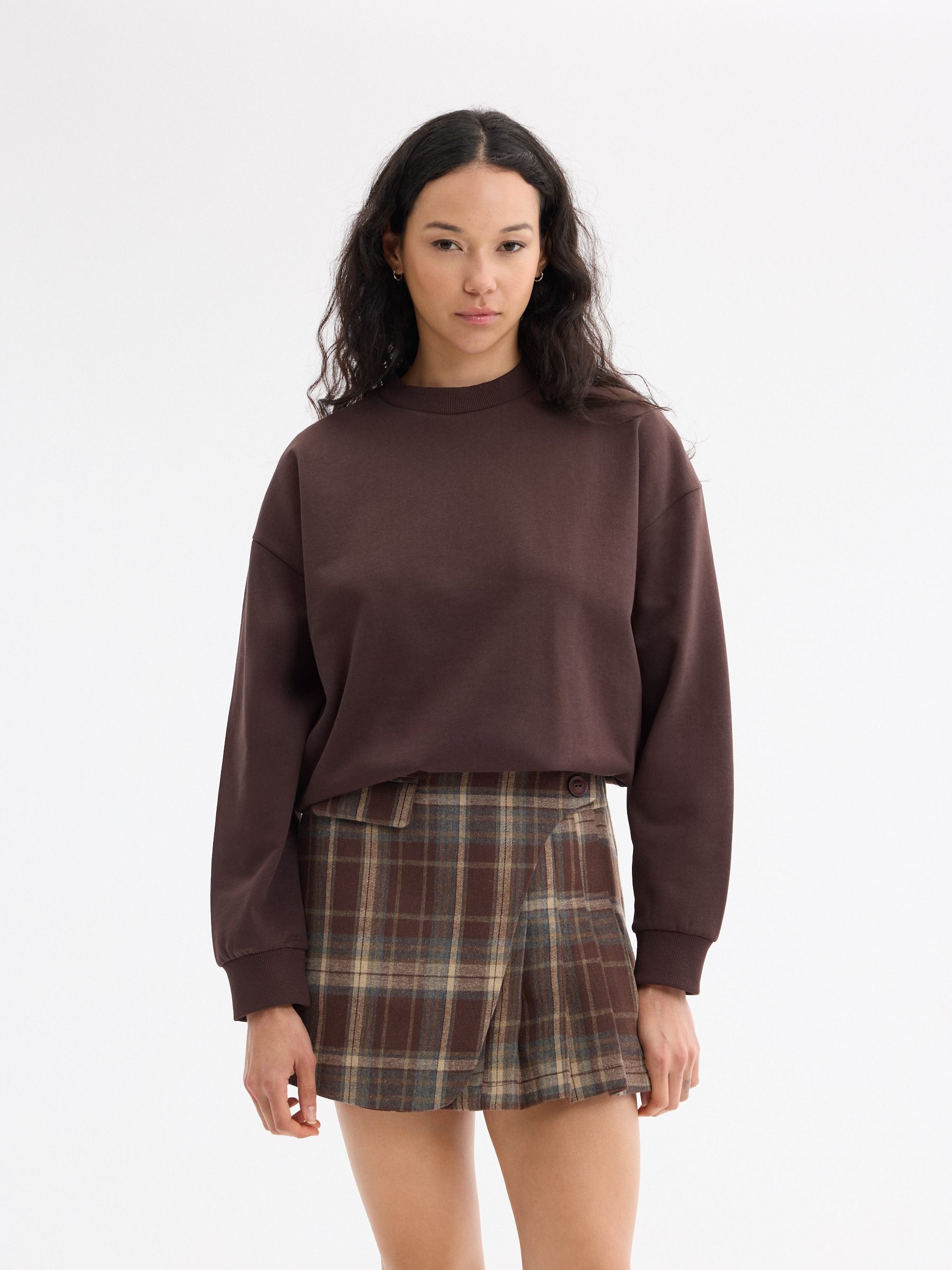  Sudadera cuello redondo básica chocolate vista frontal