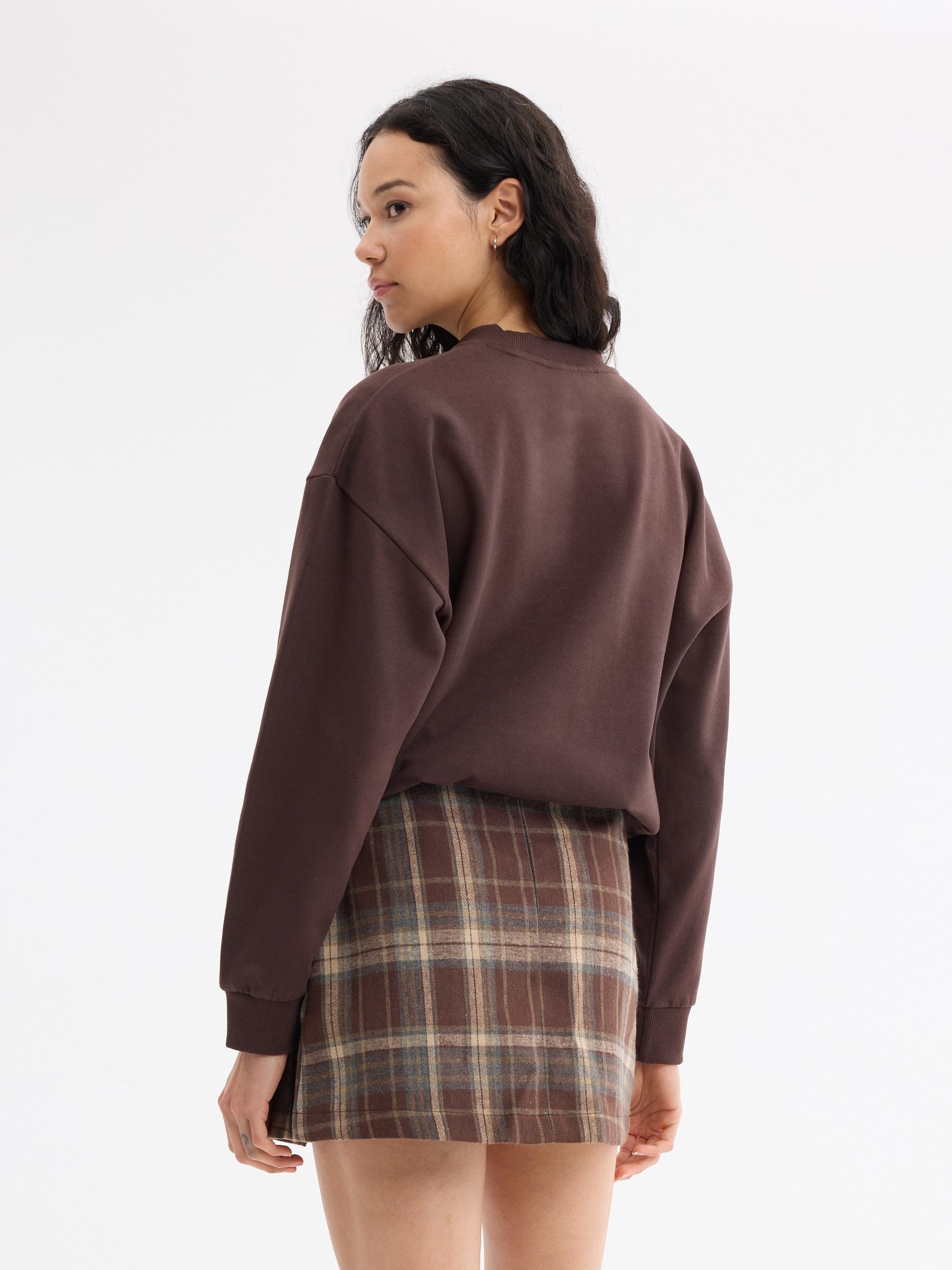  Sweatshirt básica de gola redonda chocolate vista frontal