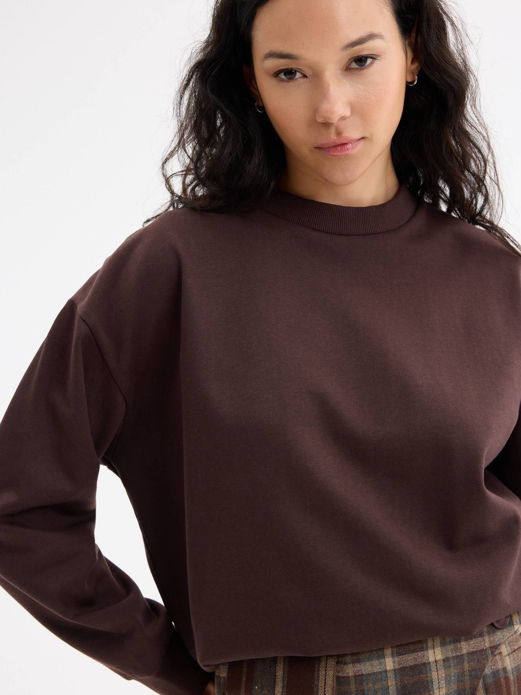  Sudadera cuello redondo básica chocolate vista frontal