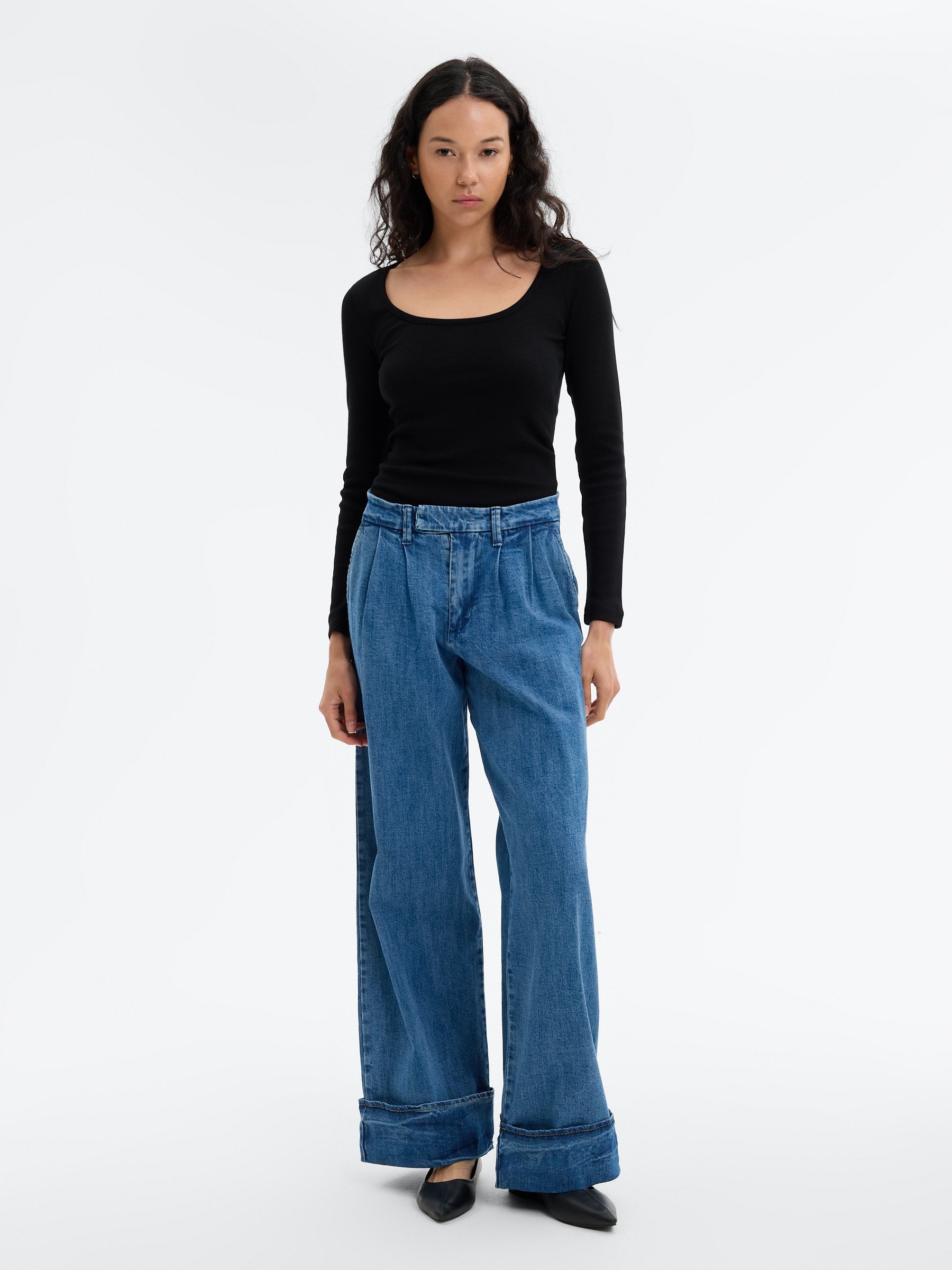 Ribbed round neck T-shirt black middle front view