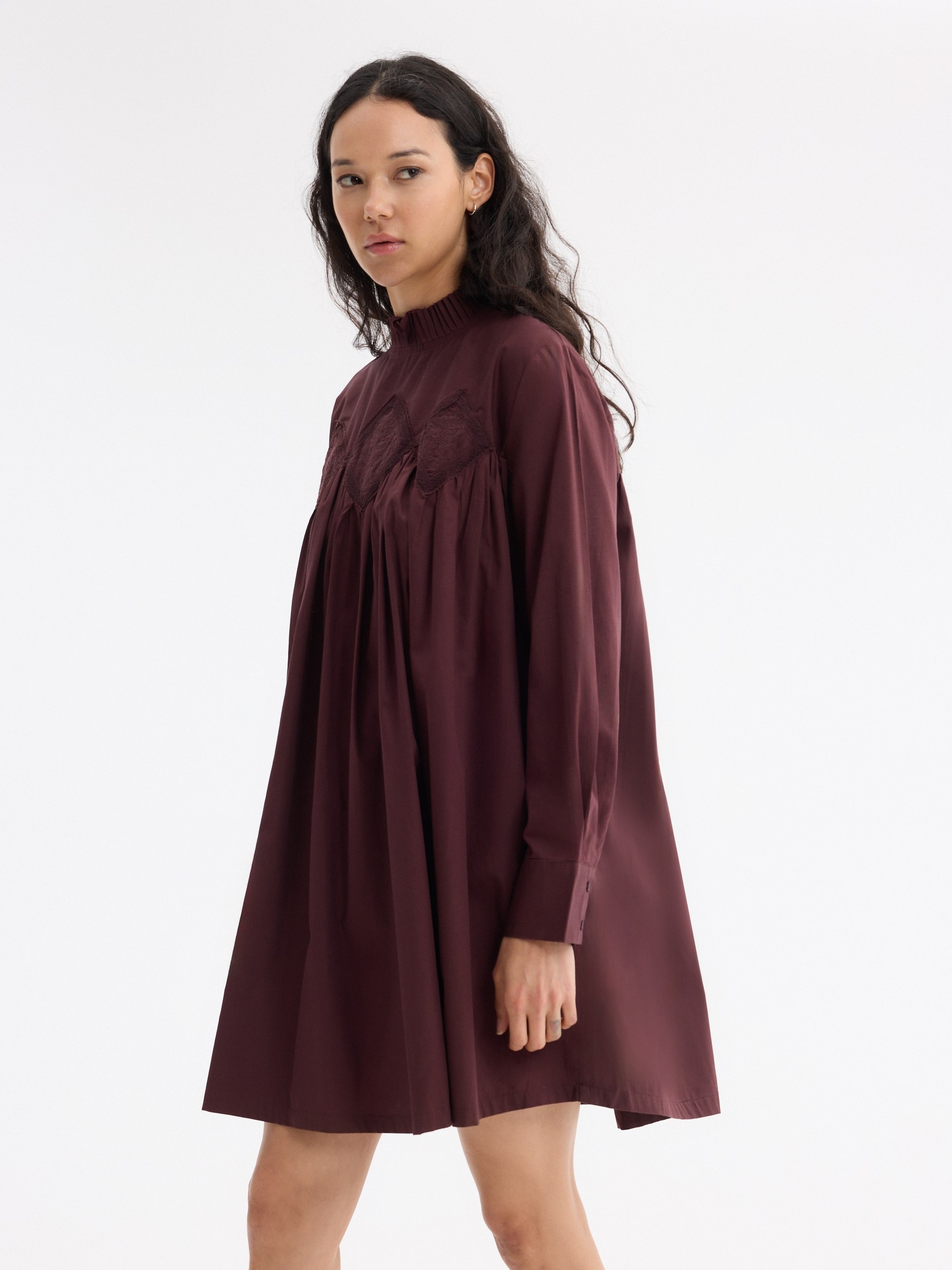 Vestido mini bordado com gola beringela vista meia frontal