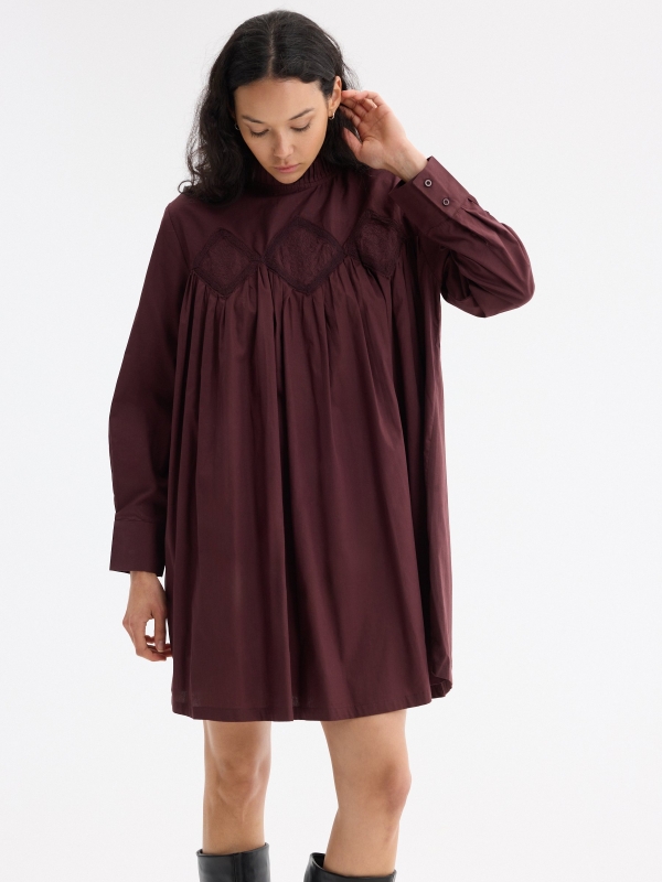 Vestido mini bordado cuello berenjena vista general frontal