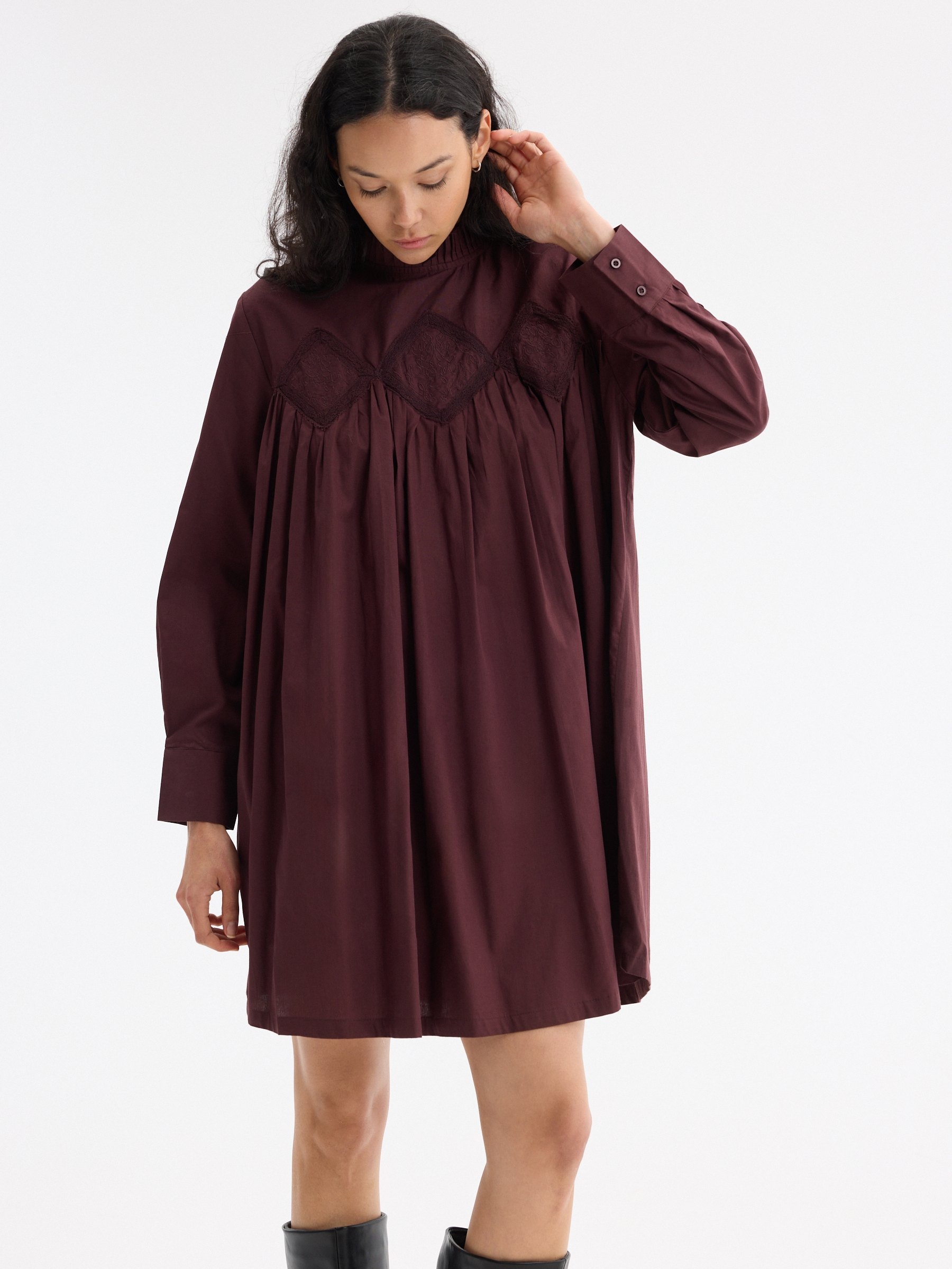 Vestido mini bordado cuello berenjena vista media frontal