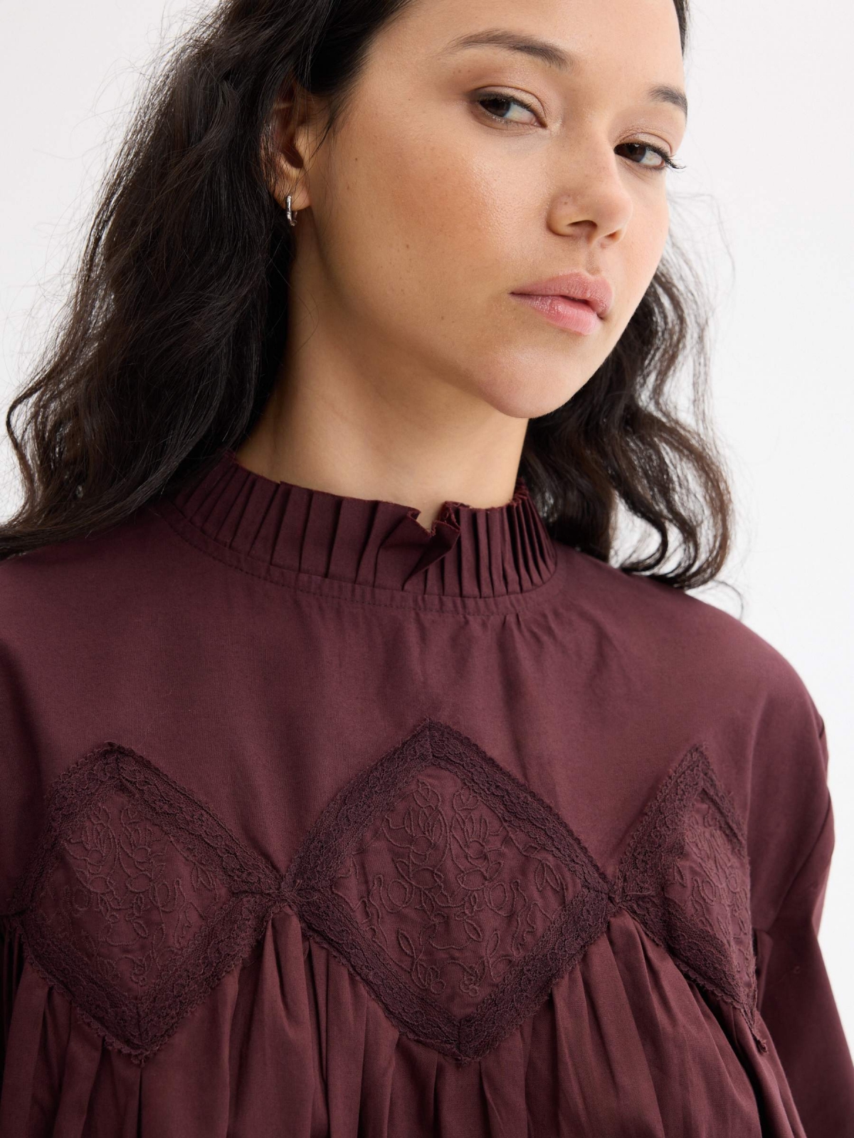 Vestido mini bordado com gola beringela vista detalhe