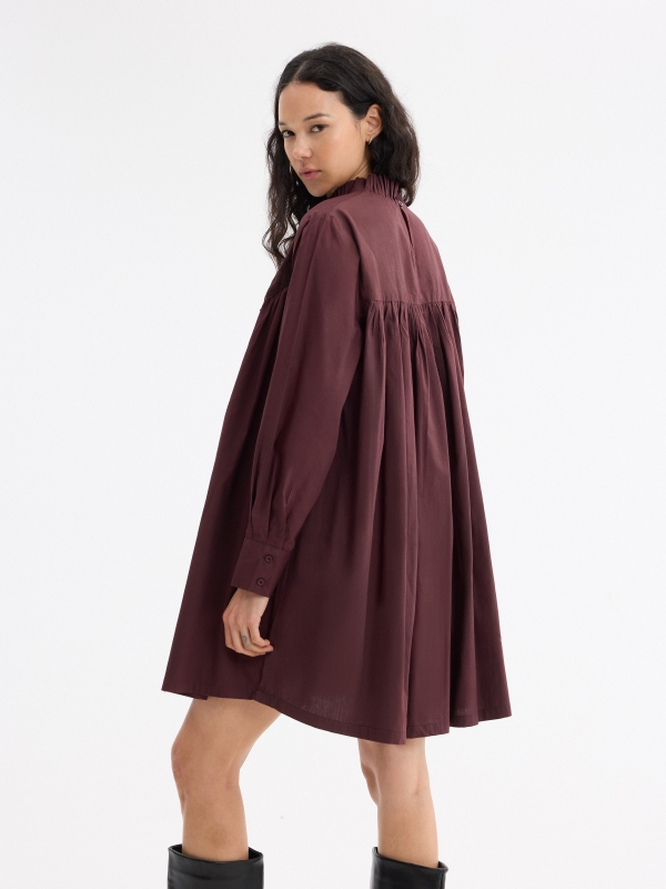 Vestido mini bordado com gola beringela vista detalhe