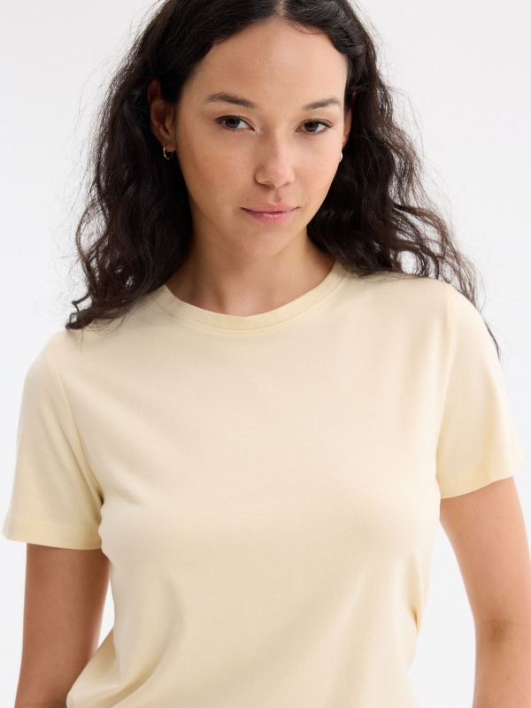 Camiseta regular fit modal vainilla vista detalle