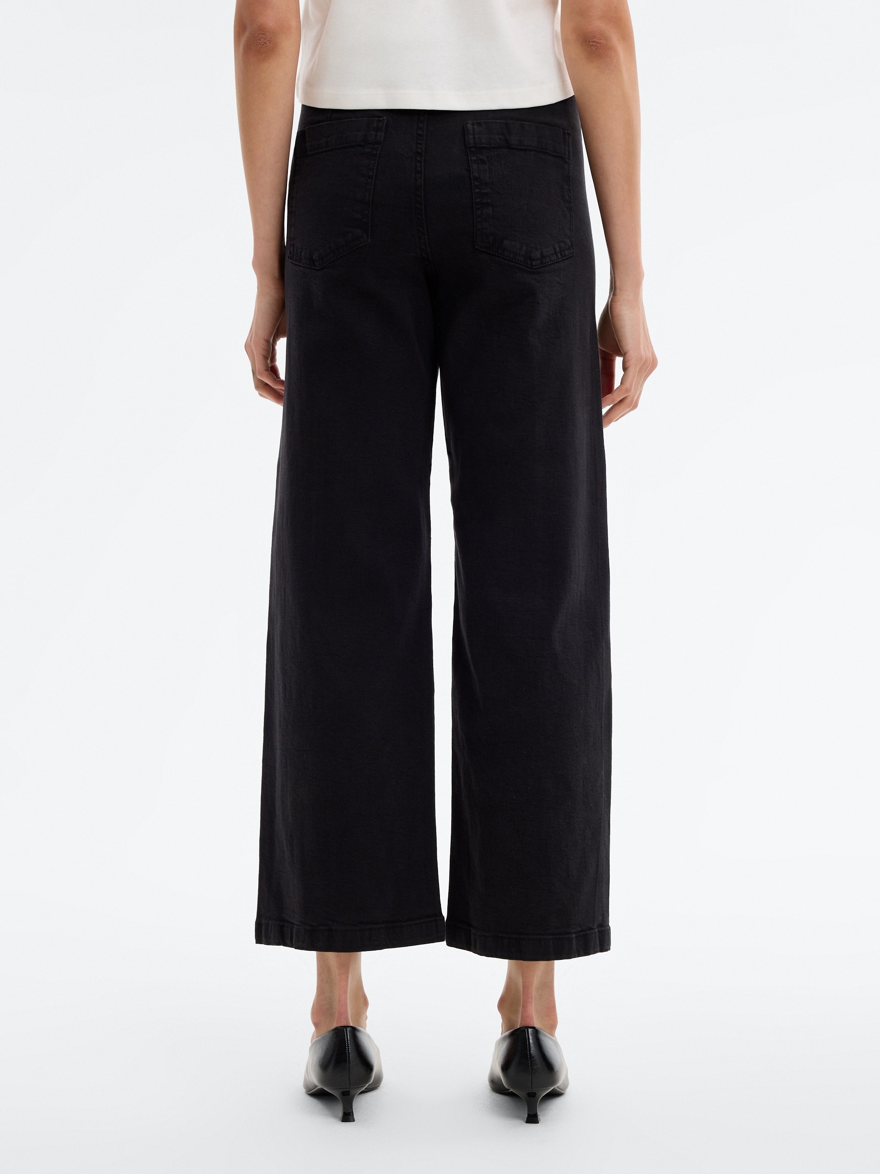 High-waisted culotte pants black front view