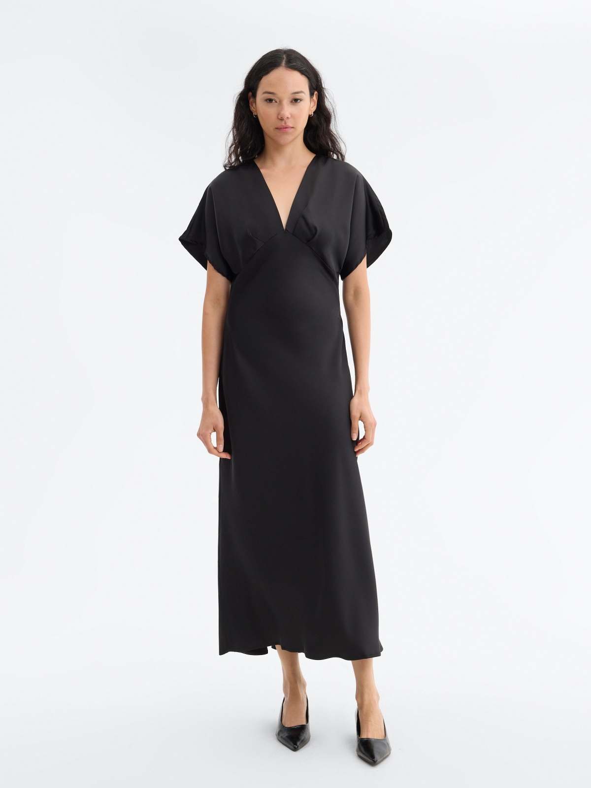 Vestido midi acetinado preto vista meia frontal