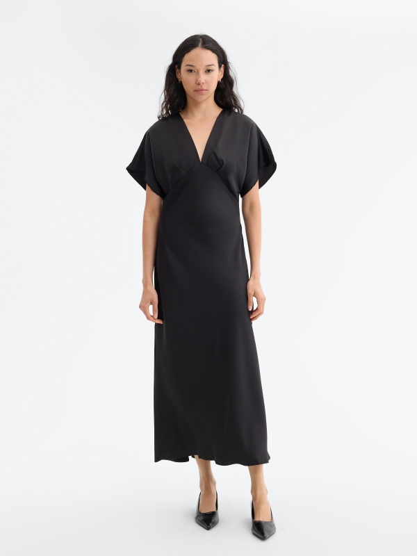 Vestido midi acetinado preto vista meia frontal