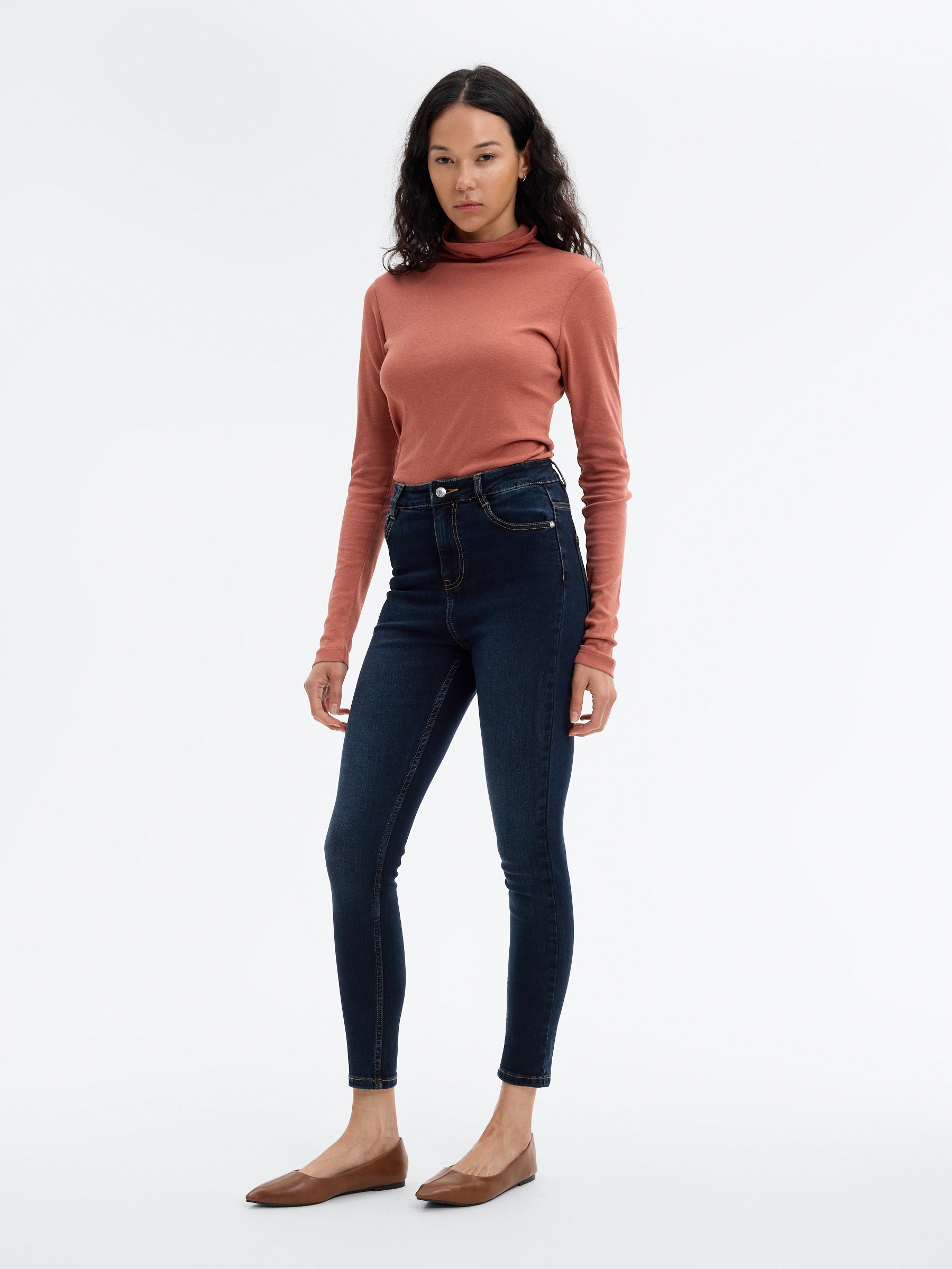 Jeans slim tiro alto azul oscuro vista general frontal