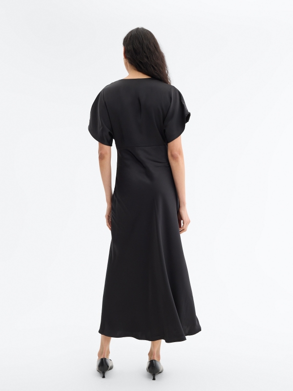 Vestido midi satinado negro vista media trasera