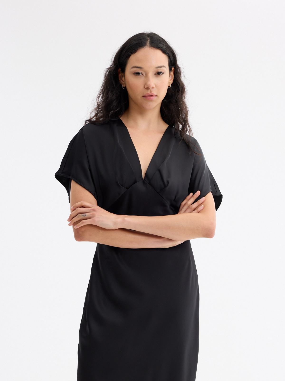 Vestido midi satinado negro vista general frontal