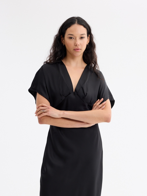 Vestido midi acetinado preto vista geral frontal