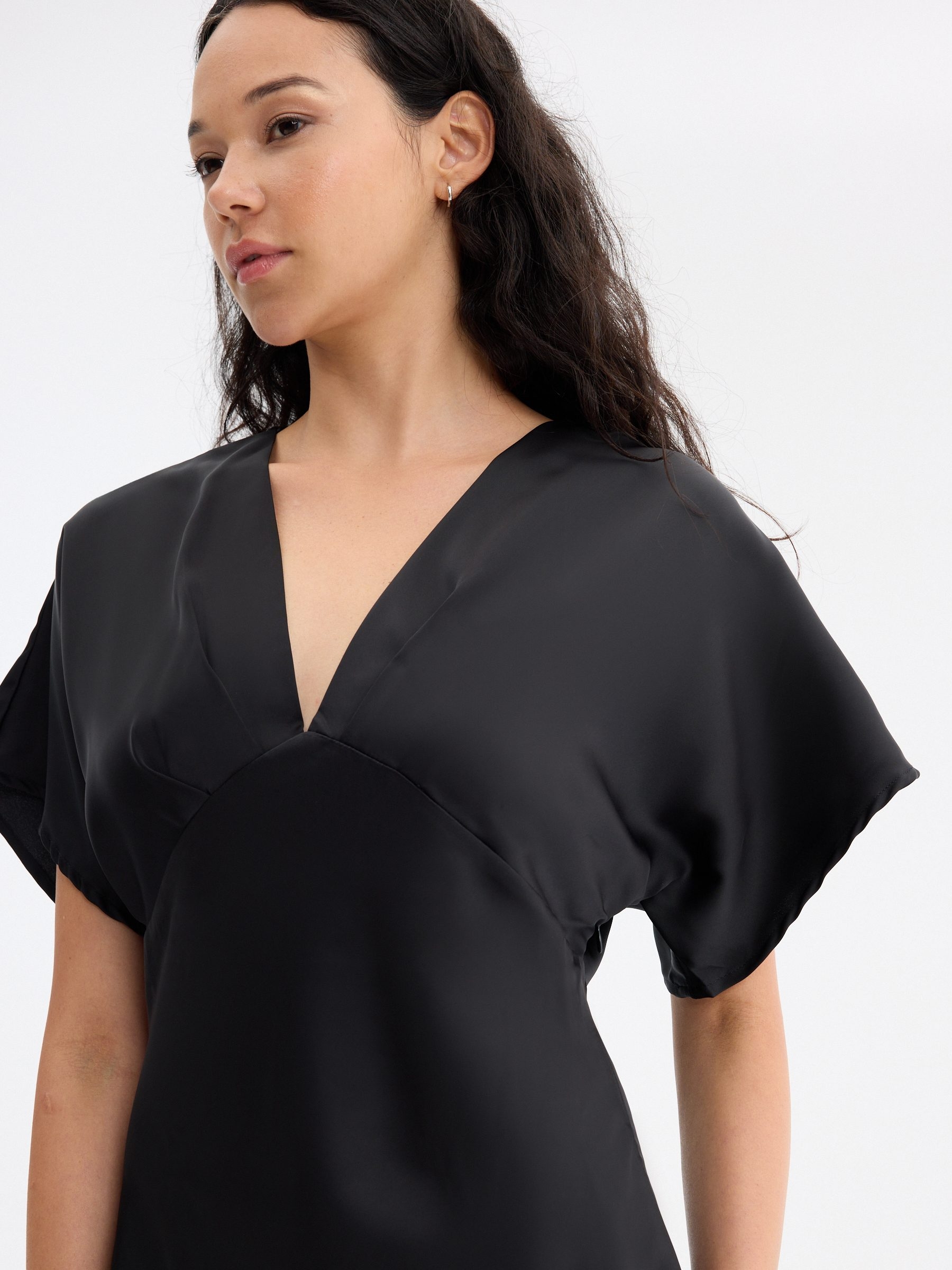 Vestido midi satinado negro vista media frontal