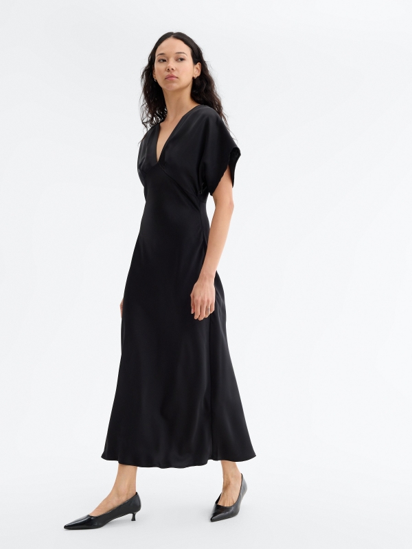 Vestido midi acetinado preto vista detalhe