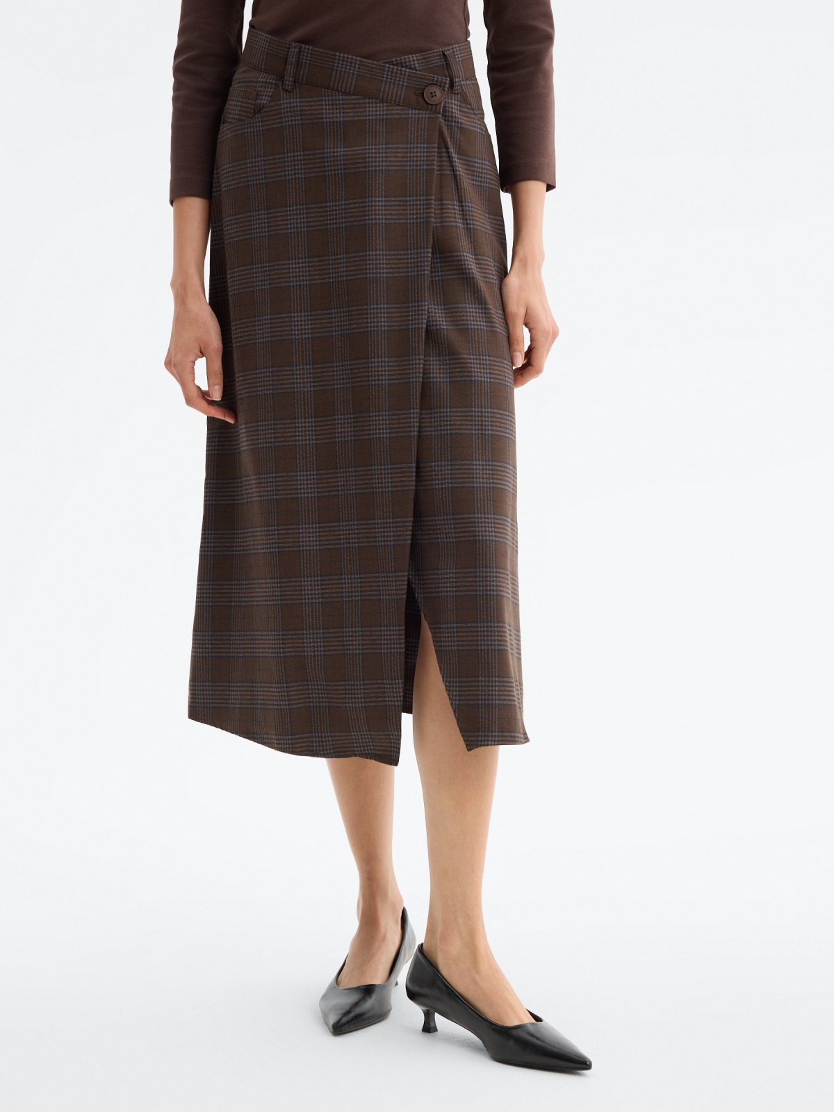 Falda midi cintura asimétrica marrón oscuro vista media trasera