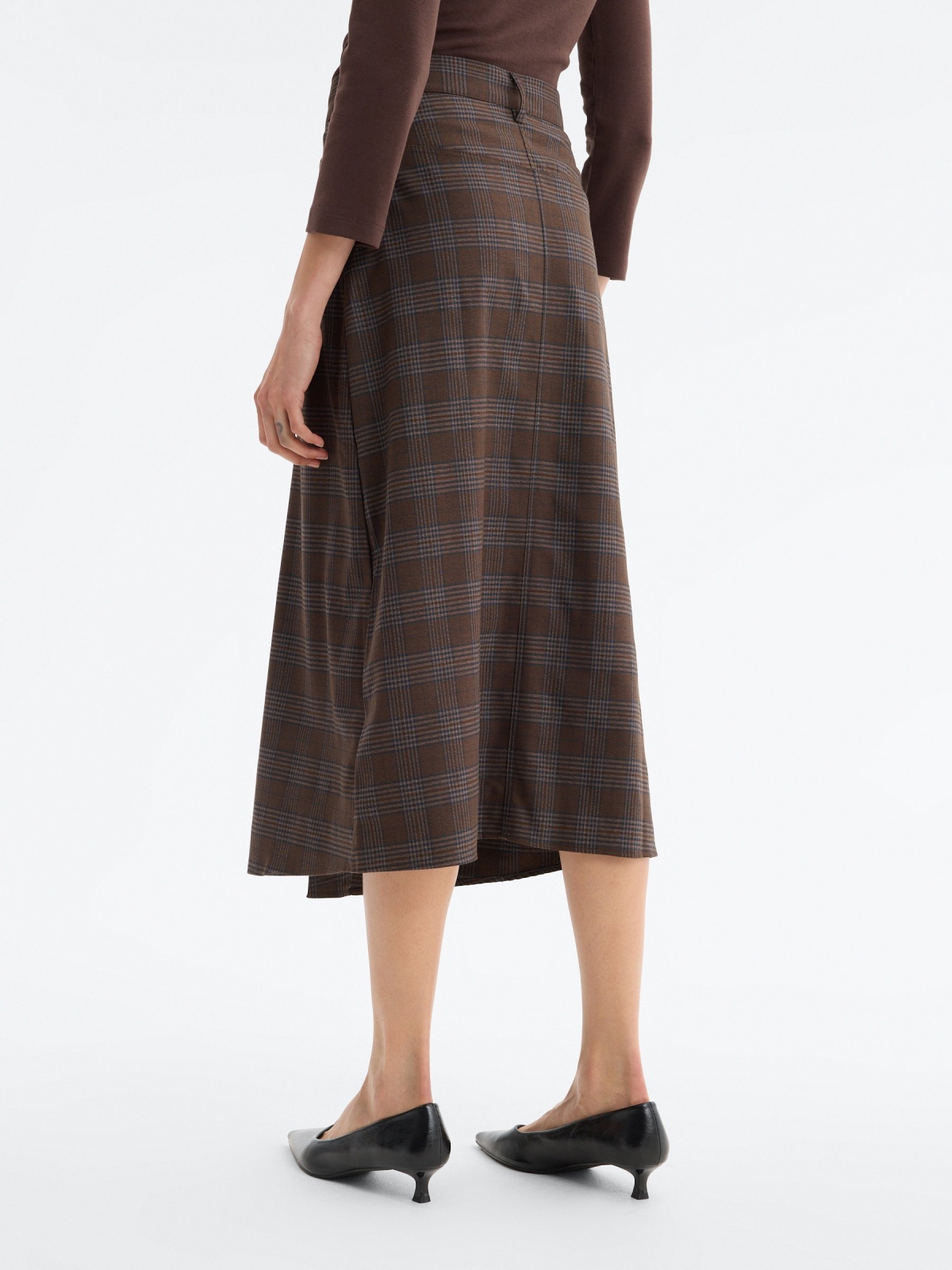 Falda midi cintura asimétrica marrón oscuro vista general frontal