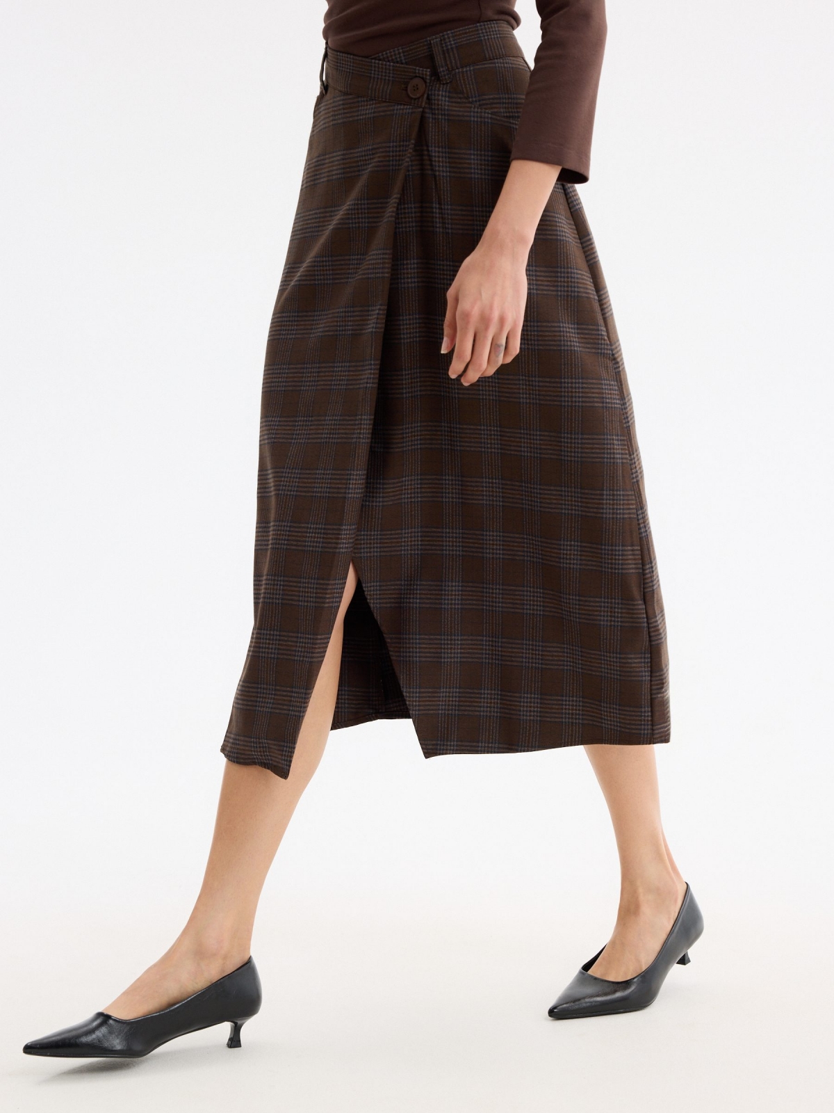 Falda midi cintura asimétrica marrón oscuro vista detalle
