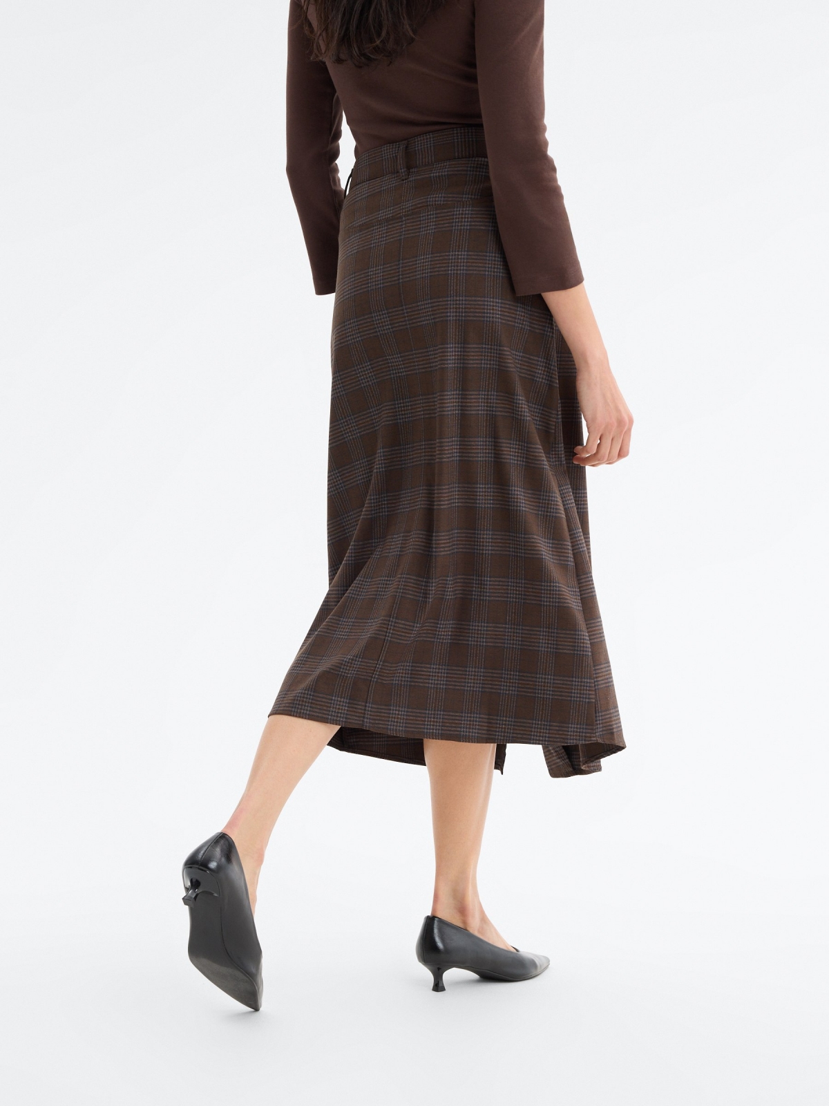 Falda midi cintura asimétrica marrón oscuro vista detalle