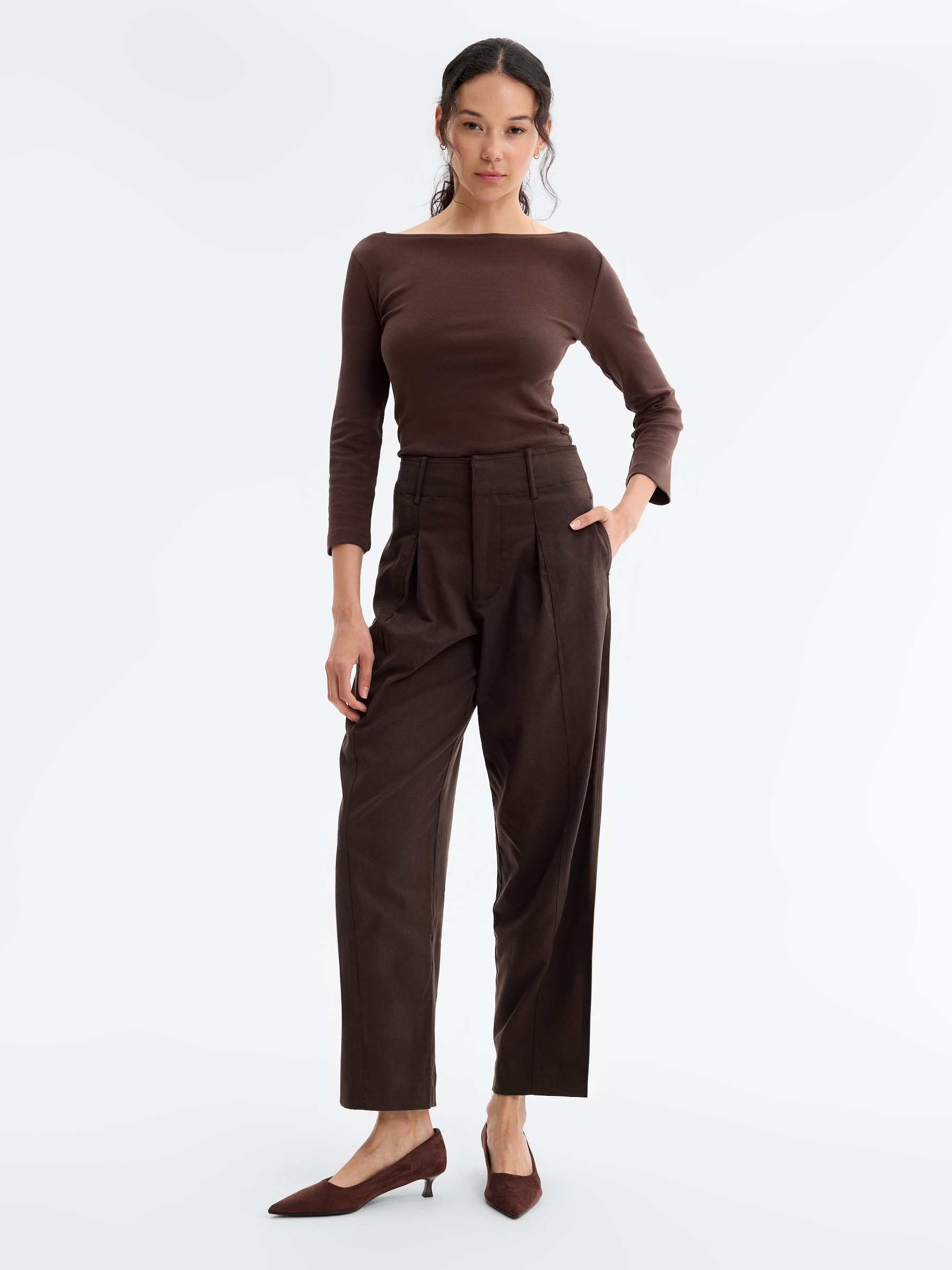 Calça carrot wide leg chocolate vista geral frontal