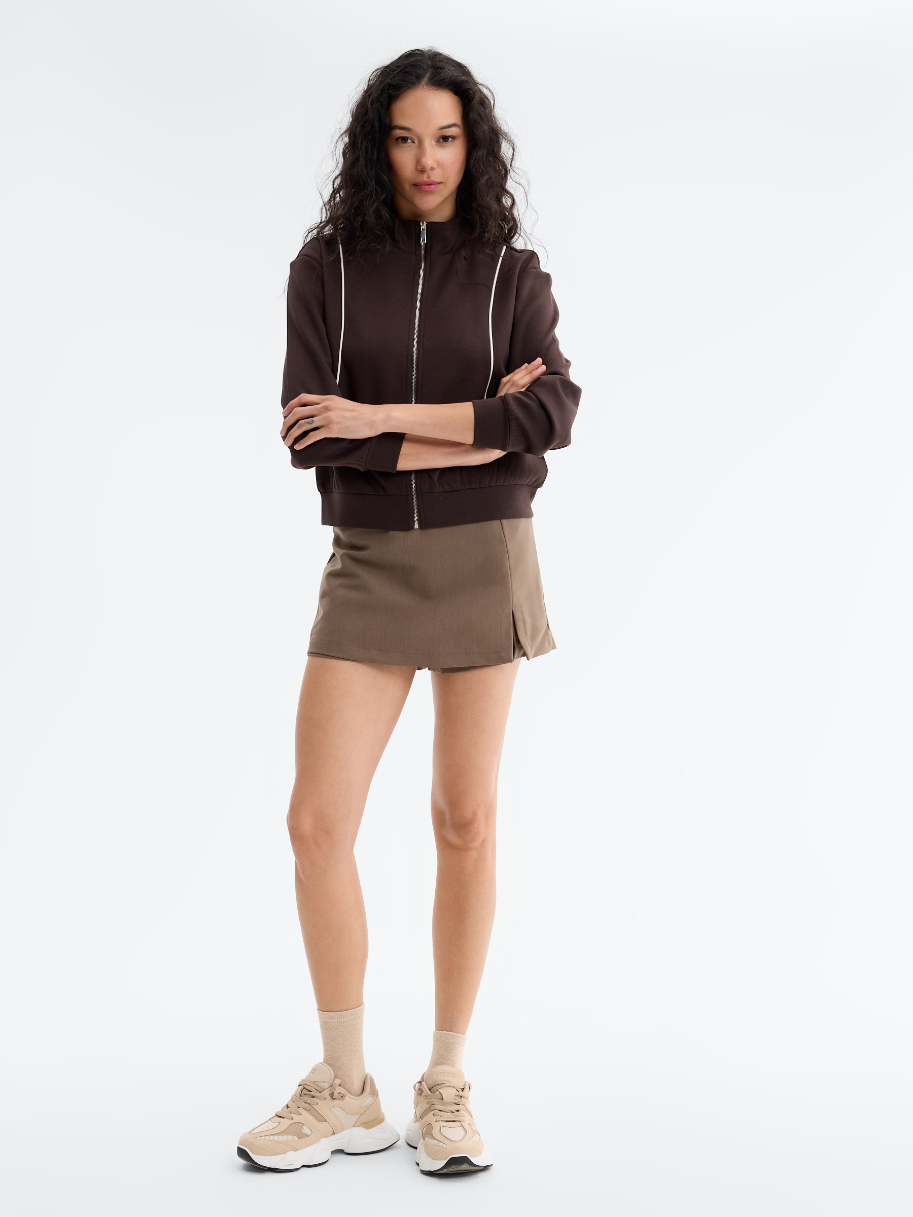 Falda pantalón alta con abertura taupe vista media frontal
