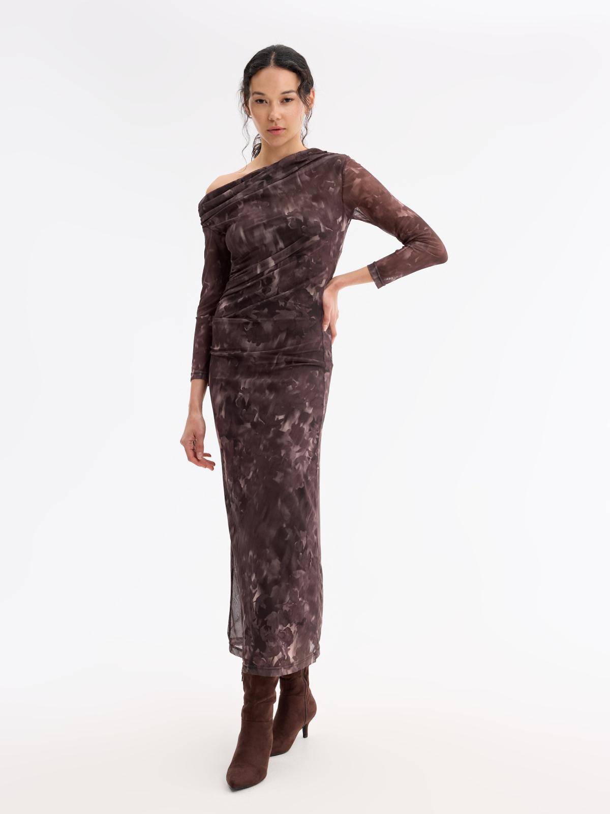 Vestido midi tul floral asimétrico chocolate vista media frontal