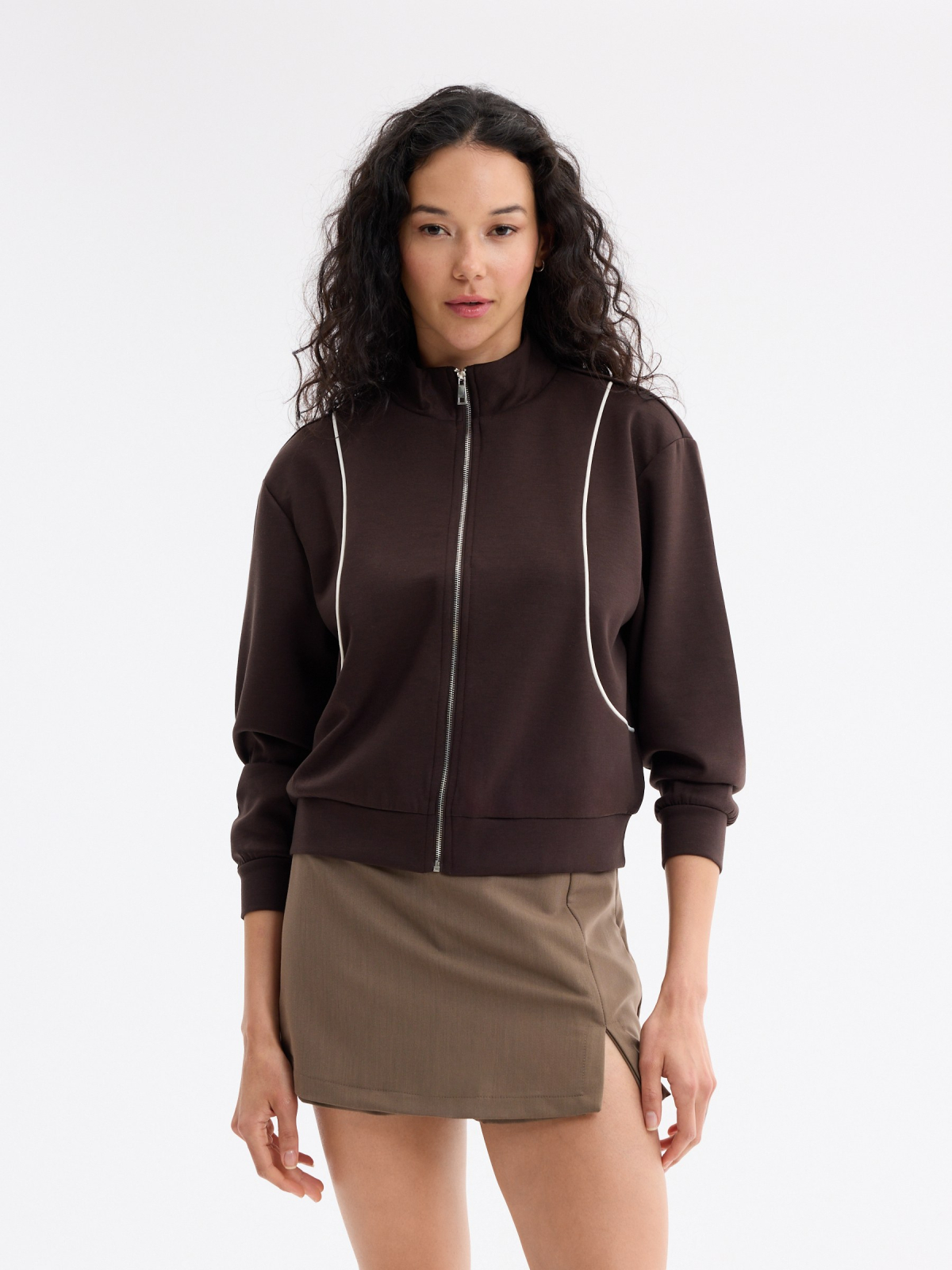 Chaqueta cremallera soft cuello alto chocolate vista media frontal