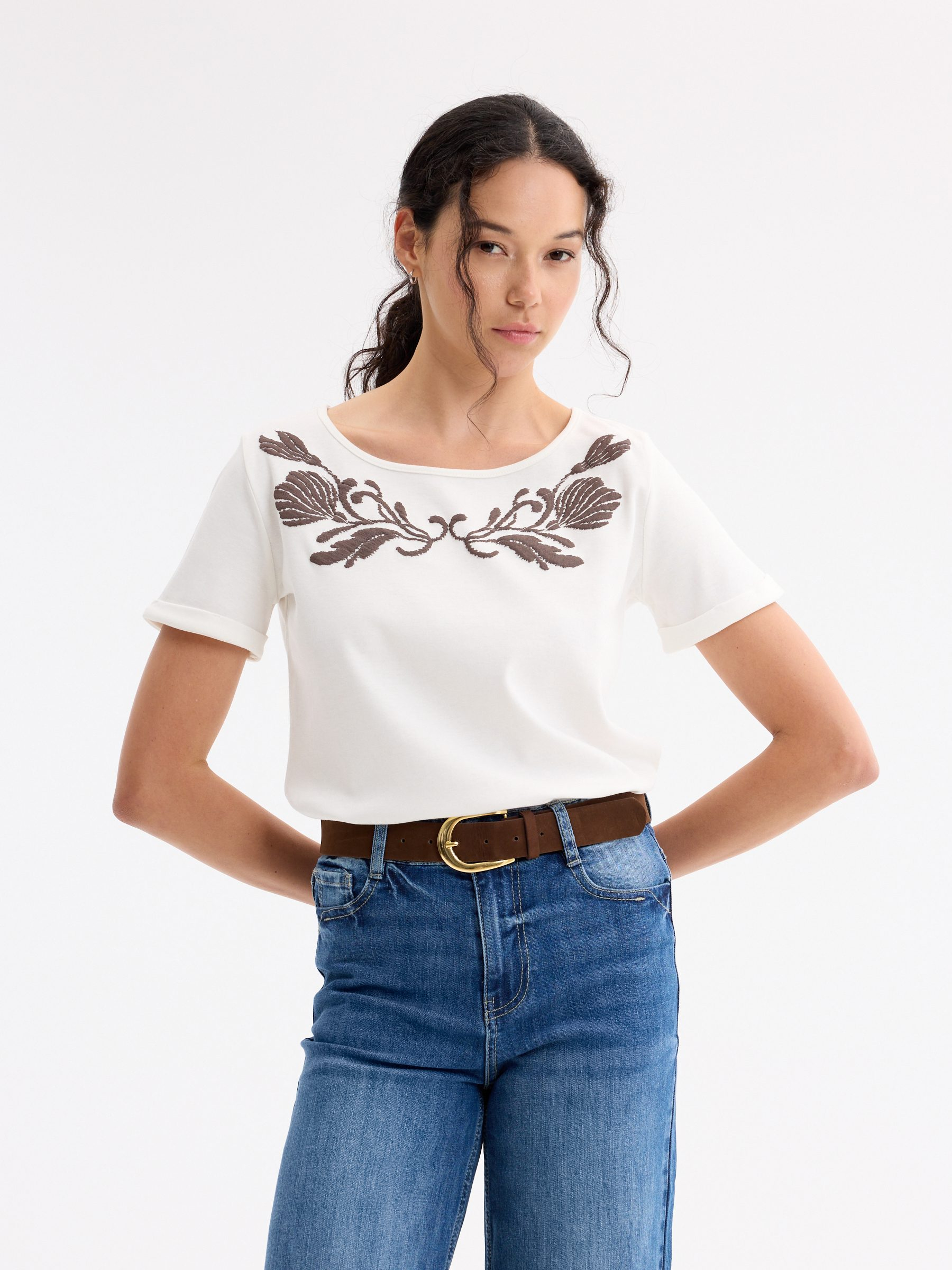 Camiseta manga corta flores blanco roto vista media frontal