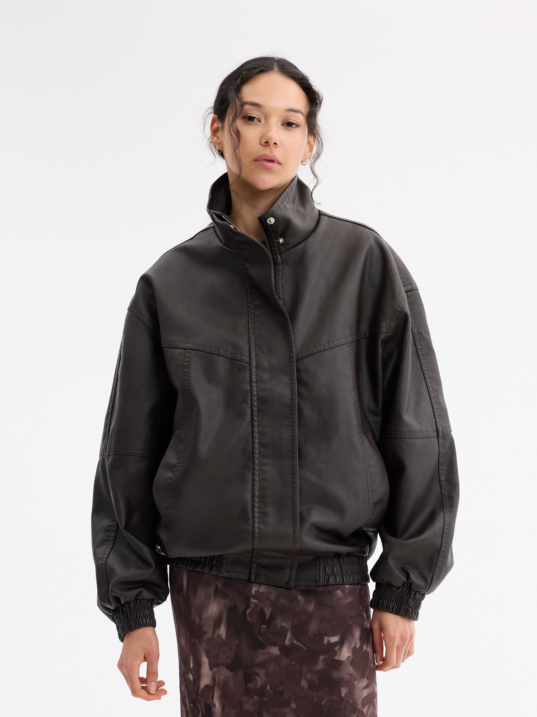 Bomber oversized efeito pele chocolate vista meia frontal